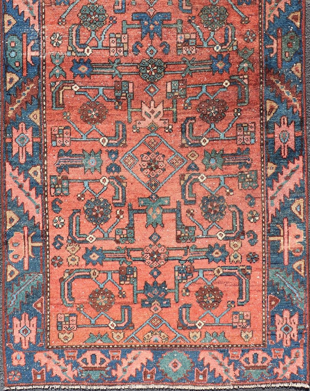Antiker persischer Hamadan-Teppich mit geometrischem Stammesmuster aus Persien 3'1 x 7'0 (20. Jahrhundert) im Angebot