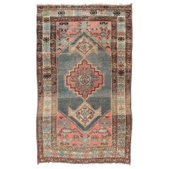 Tapis persan antique Hamadan avec grand médaillon en rose et gris