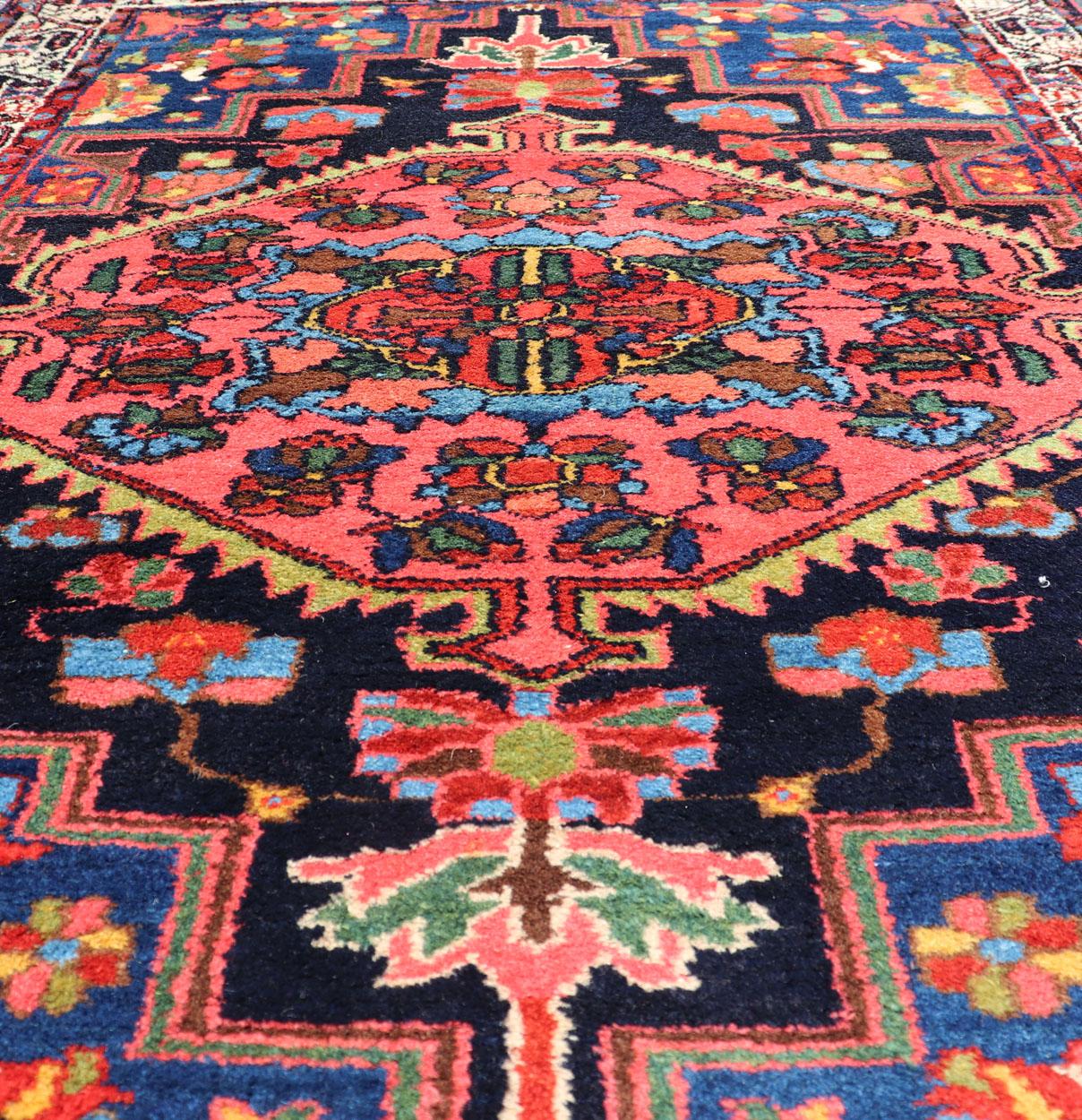 Tapis persan ancien de Hamadan avec médaillon et motif géométrique en multicolore en vente 2