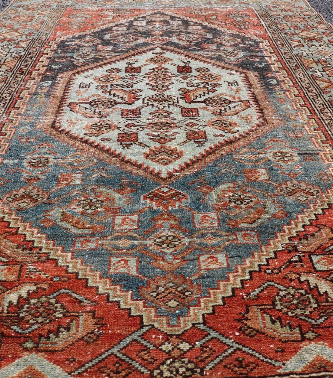 Mesures : 3'10 x 6'1 
Ancien tapis persan Hamadan avec médaillon et riche bordure géométrique 3'10 x 6'1. Keivan Woven Arts / Tapis / TU-MTU-5067 Pays d'origine / type : Hamadan / Iran. 

Ce tapis persan Hamadan ancien présente un médaillon central