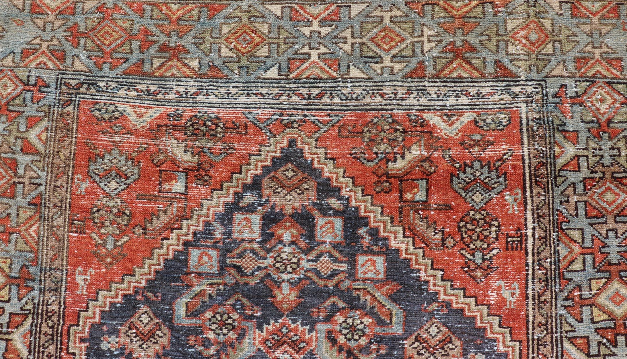 Noué à la main Tapis persan ancien Hamadan avec médaillon et riche bordure géométrique 3'10 x 6'1 en vente