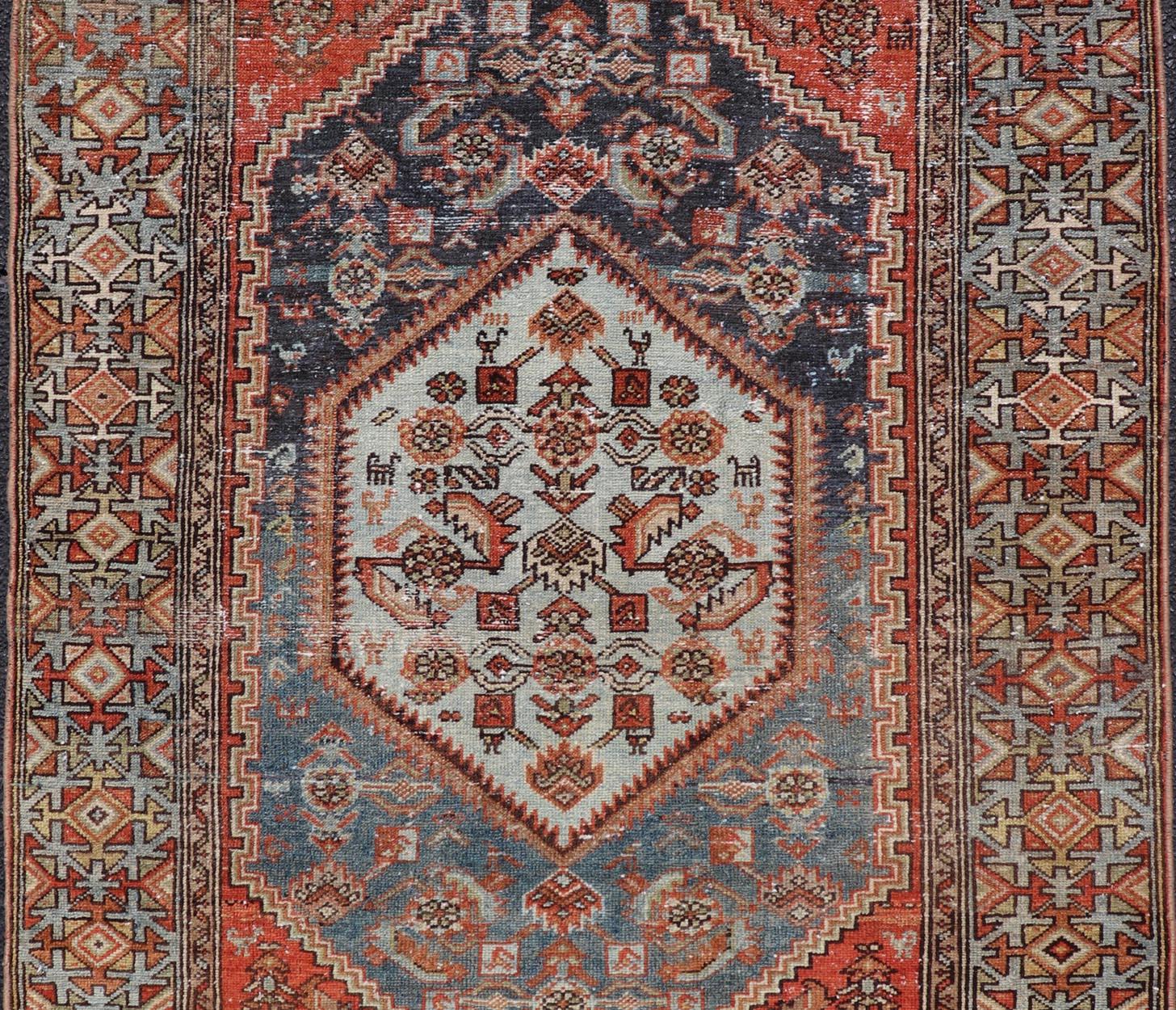 20ième siècle Tapis persan ancien Hamadan avec médaillon et riche bordure géométrique 3'10 x 6'1 en vente