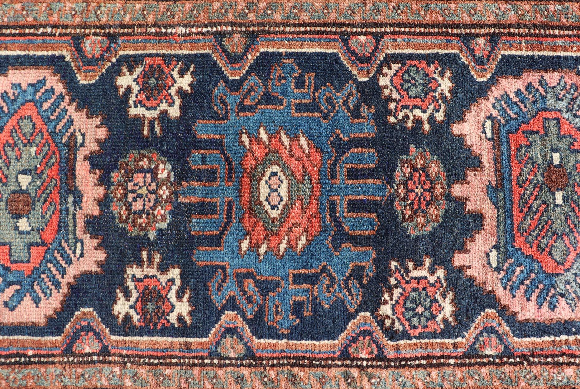 Tapis persan ancien Hamadan avec motif de médaillon multicolore 2'6 x 3'6 en vente 2