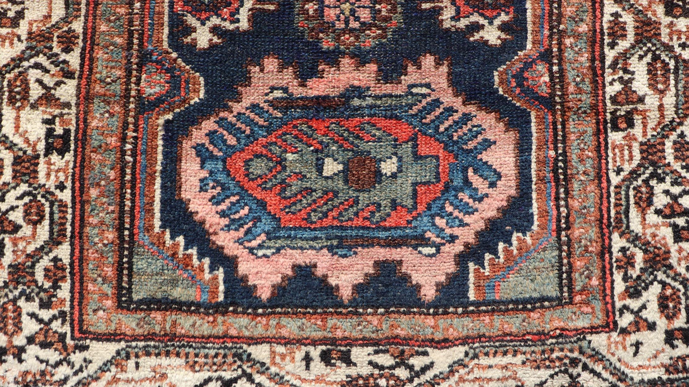 Mesures : 2'6 x 3'6 
Ancien tapis persan Hamadan à motifs de médaillons en multicolore. Keivan Woven Arts / tapis EMB-22107-15051, pays d'origine / type : Iran / Hamadan, vers 1930.

Ce tapis Hamadan ancien originaire de Perse présente un grand