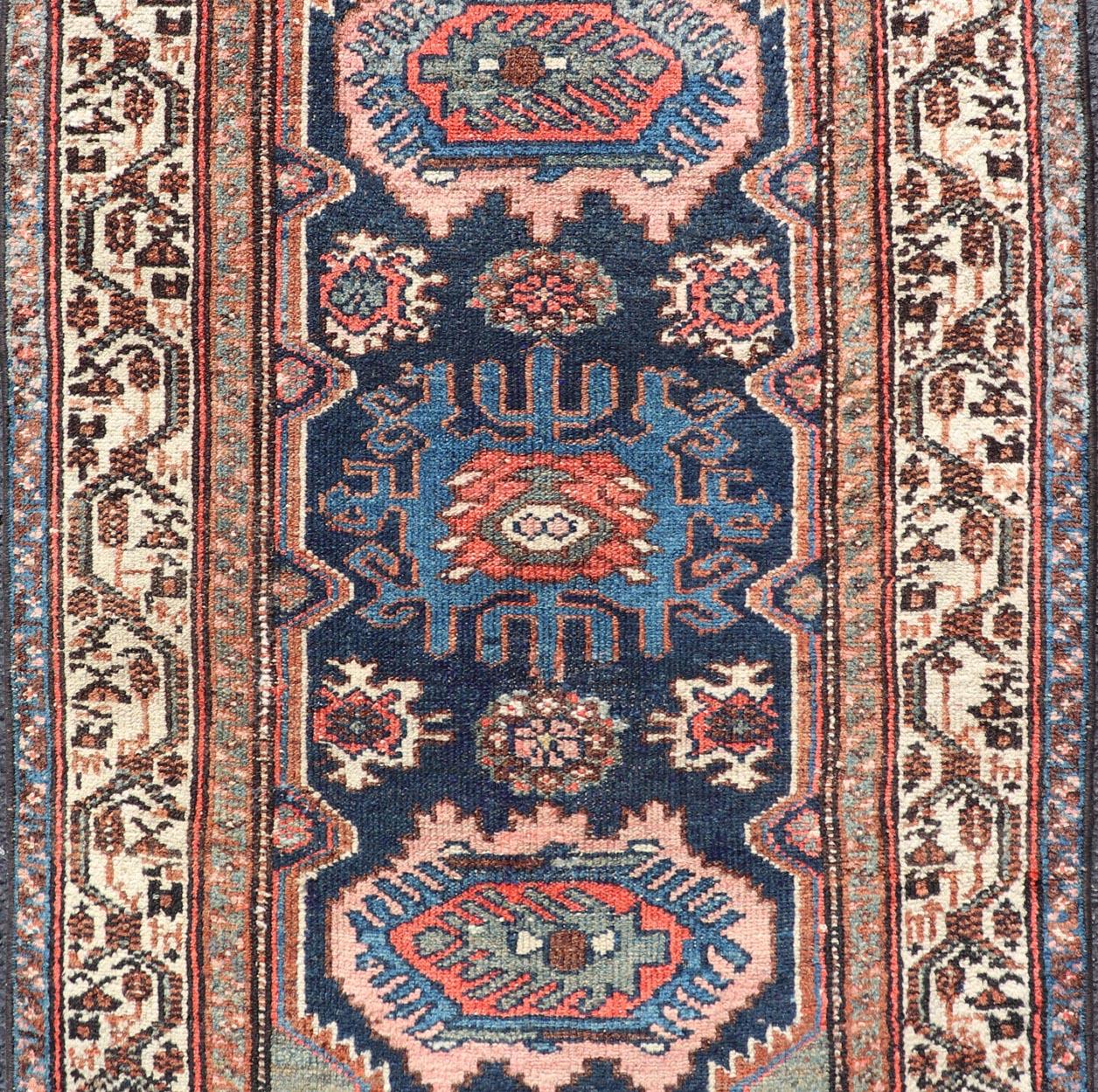 Perse Tapis persan ancien Hamadan avec motif de médaillon multicolore 2'6 x 3'6 en vente