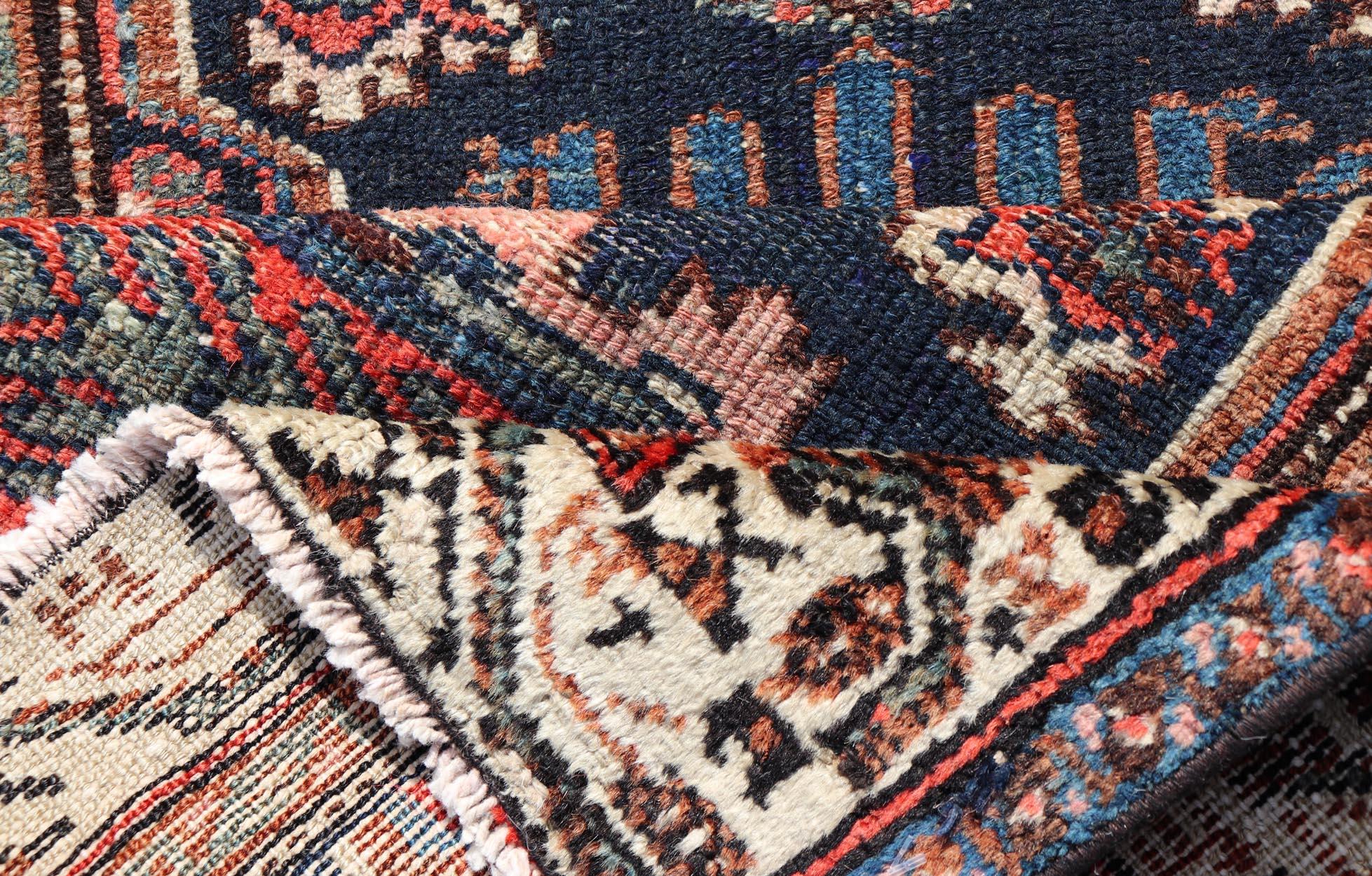 20ième siècle Tapis persan ancien Hamadan avec motif de médaillon multicolore 2'6 x 3'6 en vente