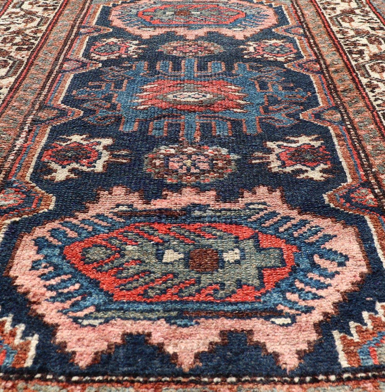 Tapis persan ancien Hamadan avec motif de médaillon multicolore 2'6 x 3'6 en vente 1