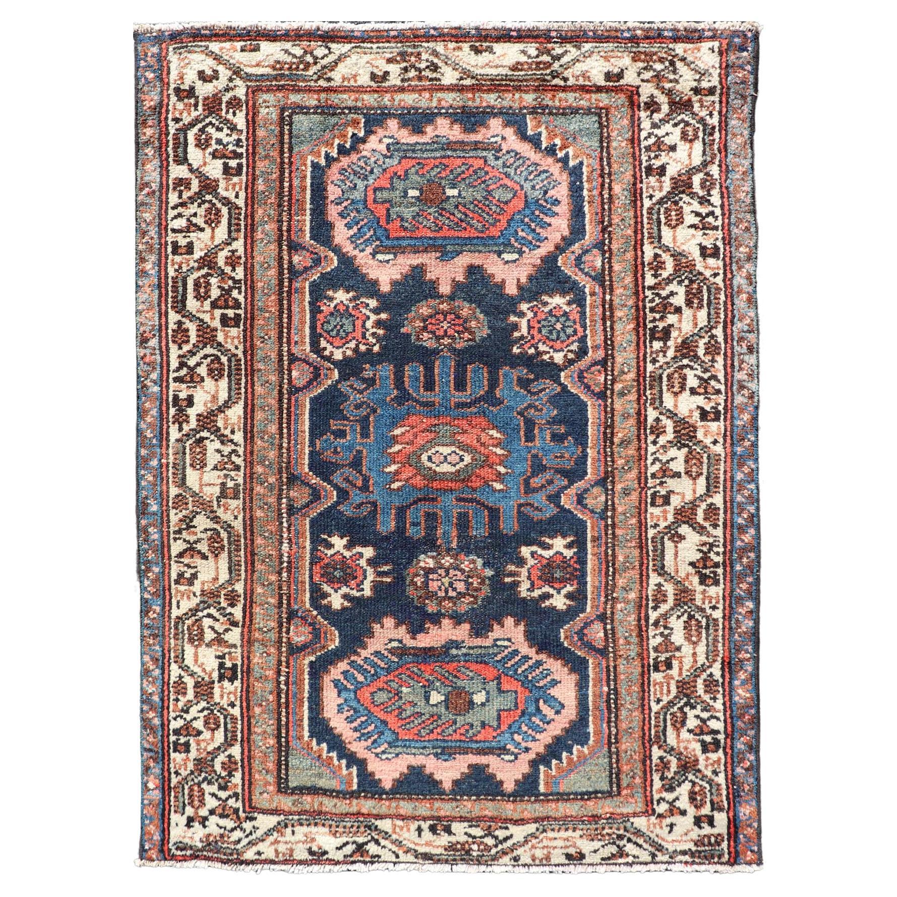 Antiker persischer Hamadan-Teppich mit Medaillon-Design in Multicolor 2'6 x 3'6