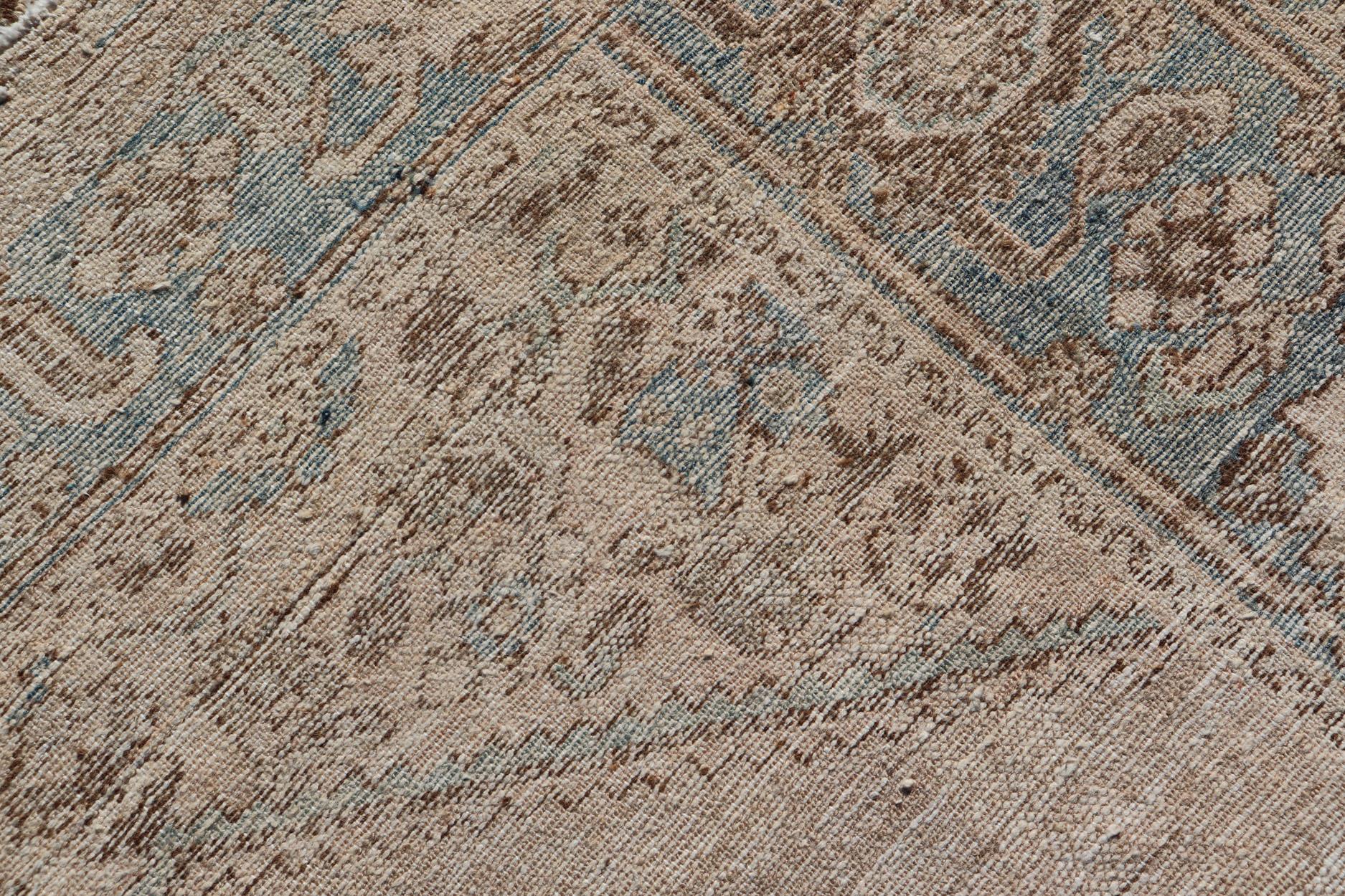 Tapis persan ancien Hamadan avec motif de médaillon en brun clair, bleu clair et marron en vente 2