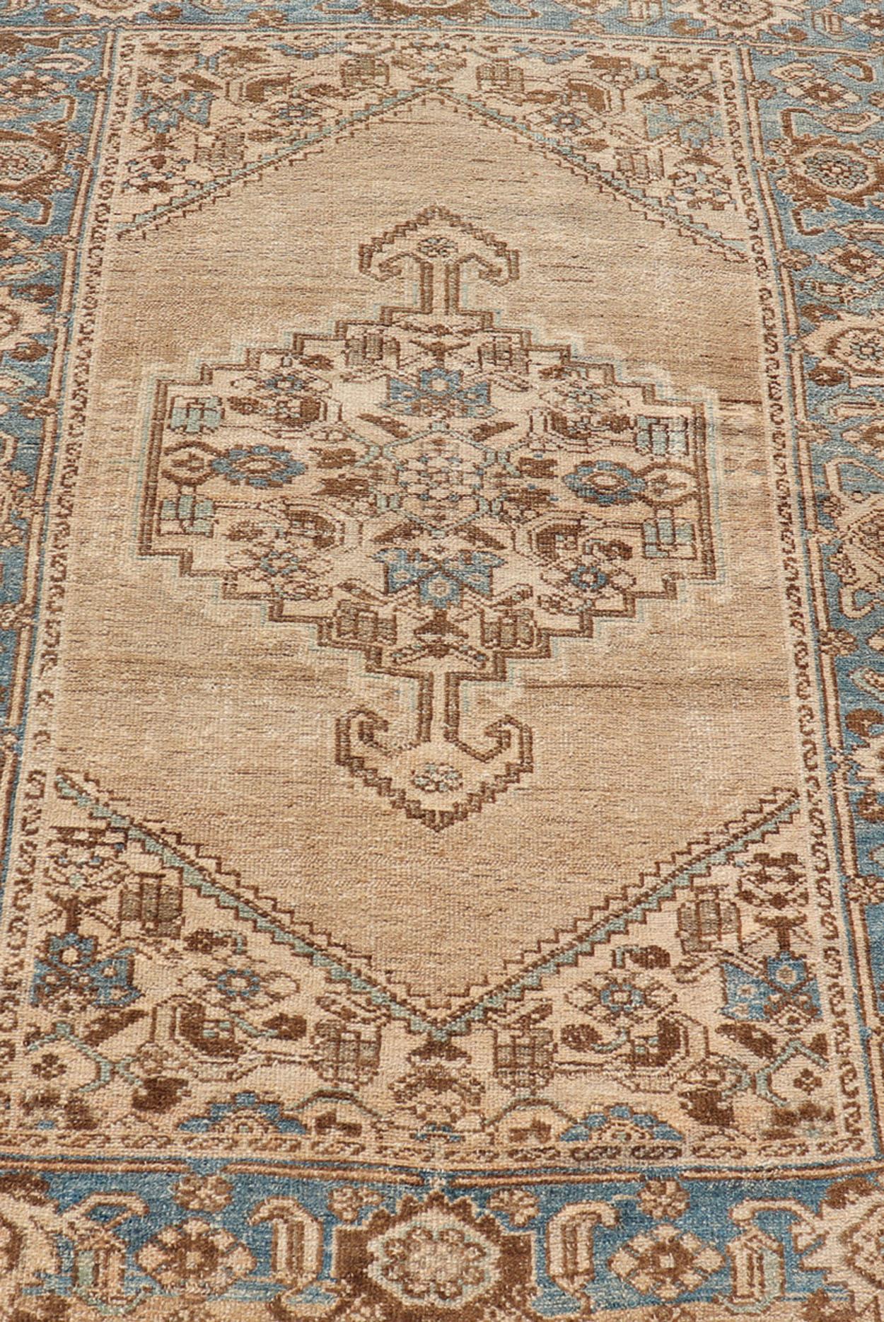 Persischer, antiker, kleiner Hamadan-Teppich mit Medaillon-Design in Tan, Hellblau und braunen Akzenten. Keivan Woven Arts / Teppich VAS-55111, Herkunft / Art: Iran / Hamedan, um 1920

Maße: 4'4 x 6'5 

Dieser Hamadan-Teppich aus Persien zeichnet