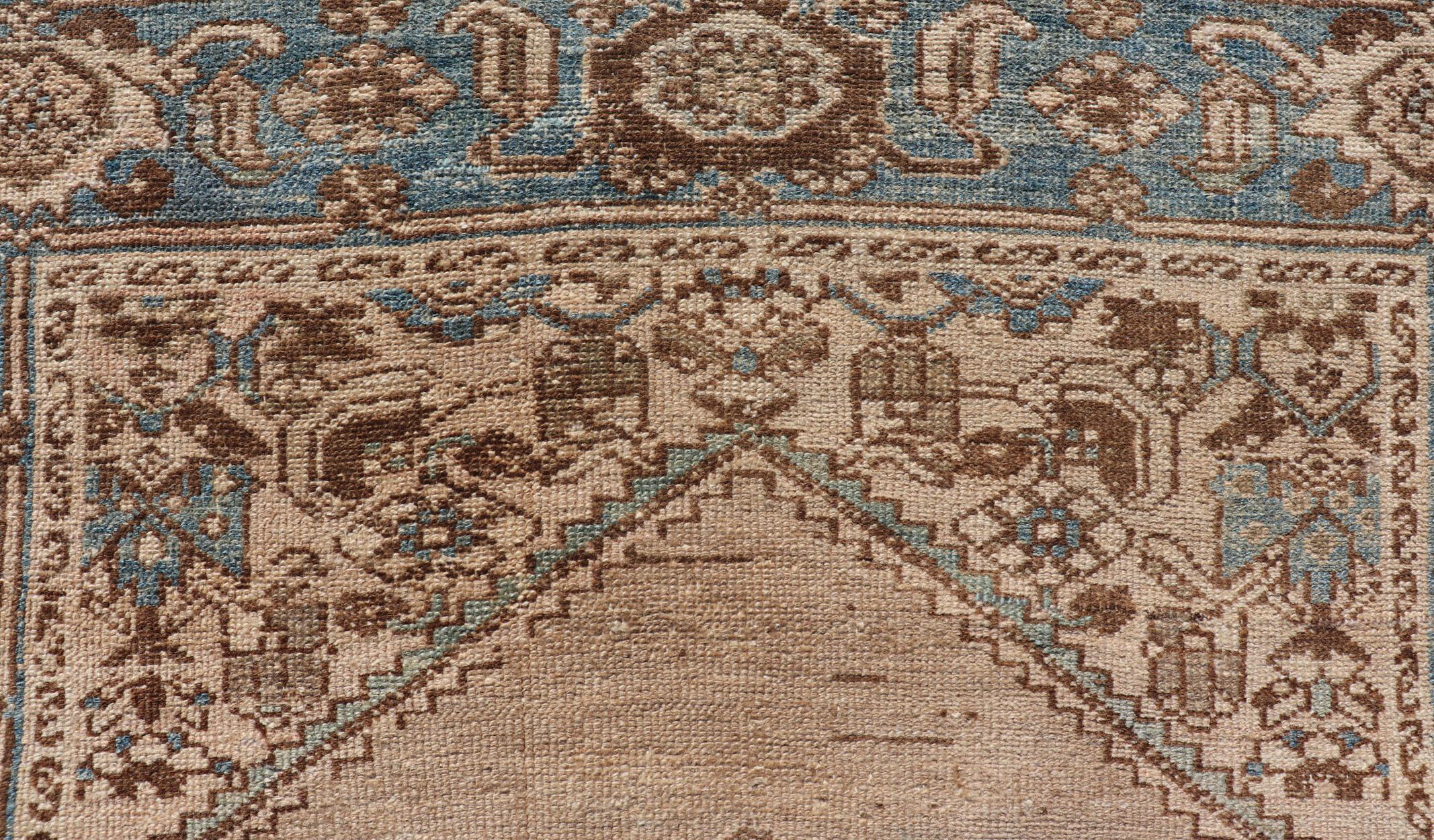 Noué à la main Tapis persan ancien Hamadan avec motif de médaillon en brun clair, bleu clair et marron en vente