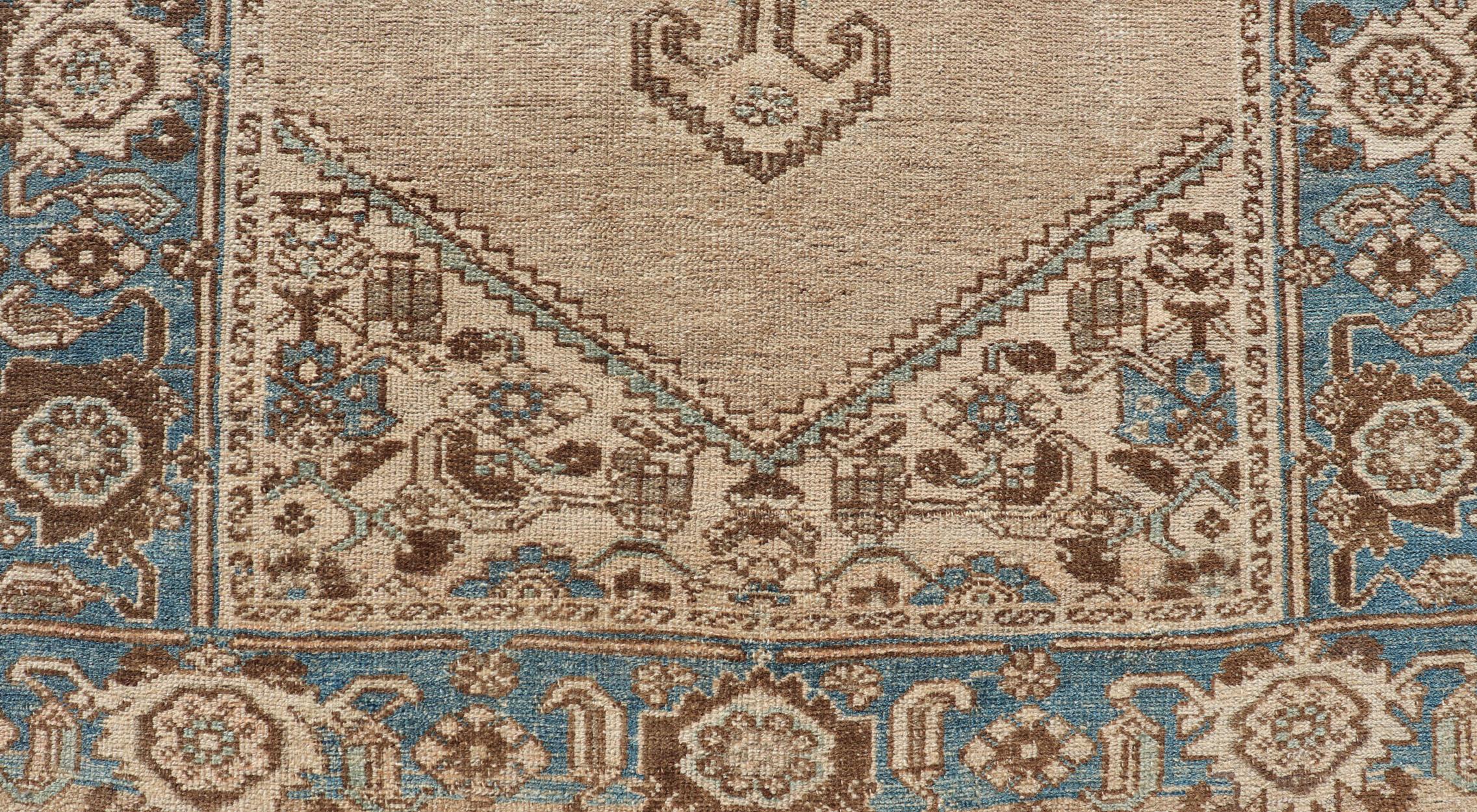 Tapis persan ancien Hamadan avec motif de médaillon en brun clair, bleu clair et marron Bon état - En vente à Atlanta, GA