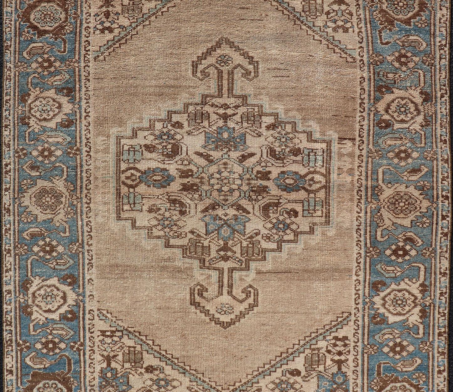 Laine Tapis persan ancien Hamadan avec motif de médaillon en brun clair, bleu clair et marron en vente