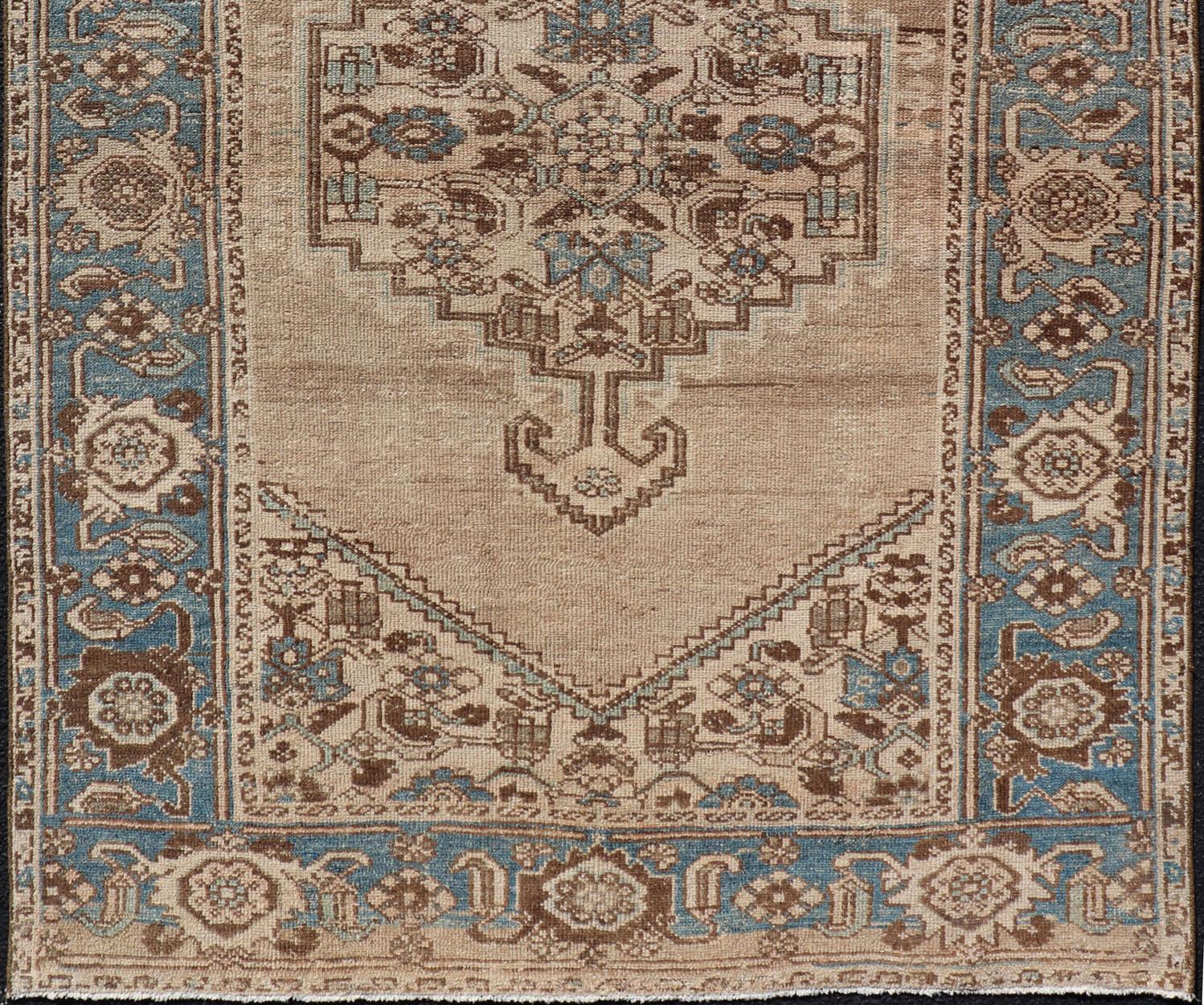 Tapis persan ancien Hamadan avec motif de médaillon en brun clair, bleu clair et marron en vente 1