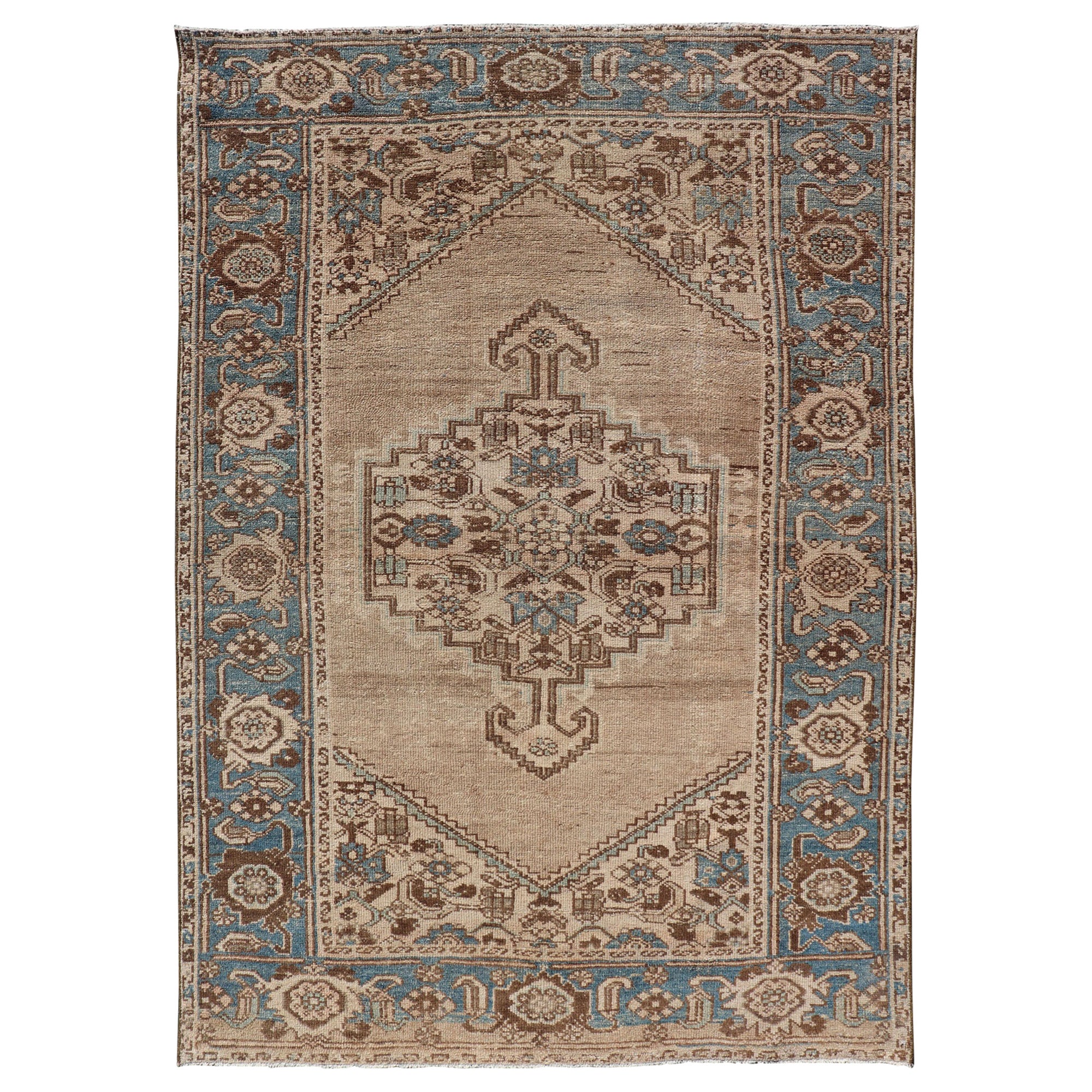 Tapis persan ancien Hamadan avec motif de médaillon en brun clair, bleu clair et marron