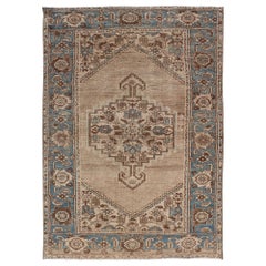 Tapis persan ancien Hamadan avec motif de médaillon en brun clair, bleu clair et marron