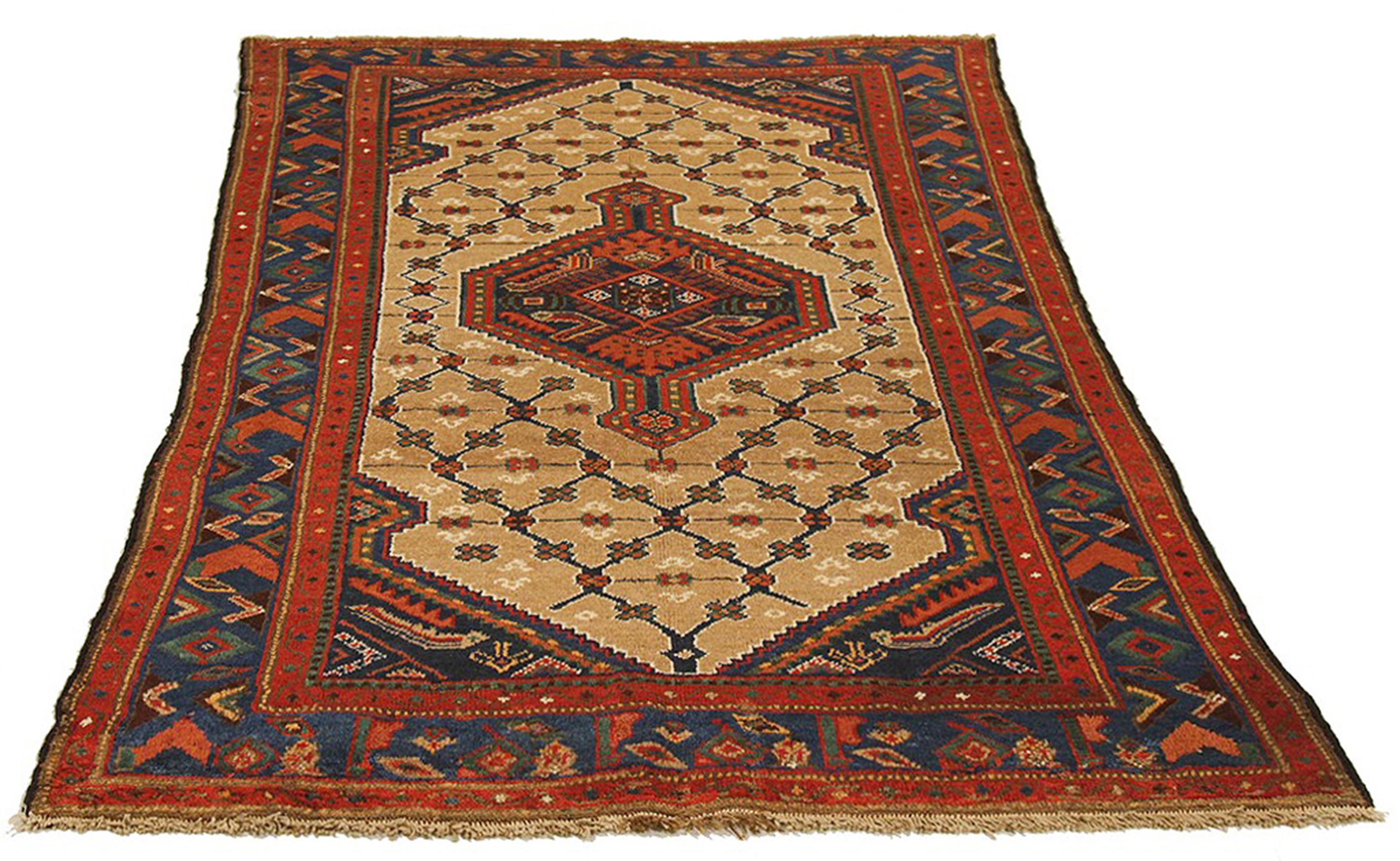 Antiker persischer Hamadan-Teppich mit marineblauem und rotem Mittelmedaillon auf beigefarbenem Feld (Malayer) im Angebot