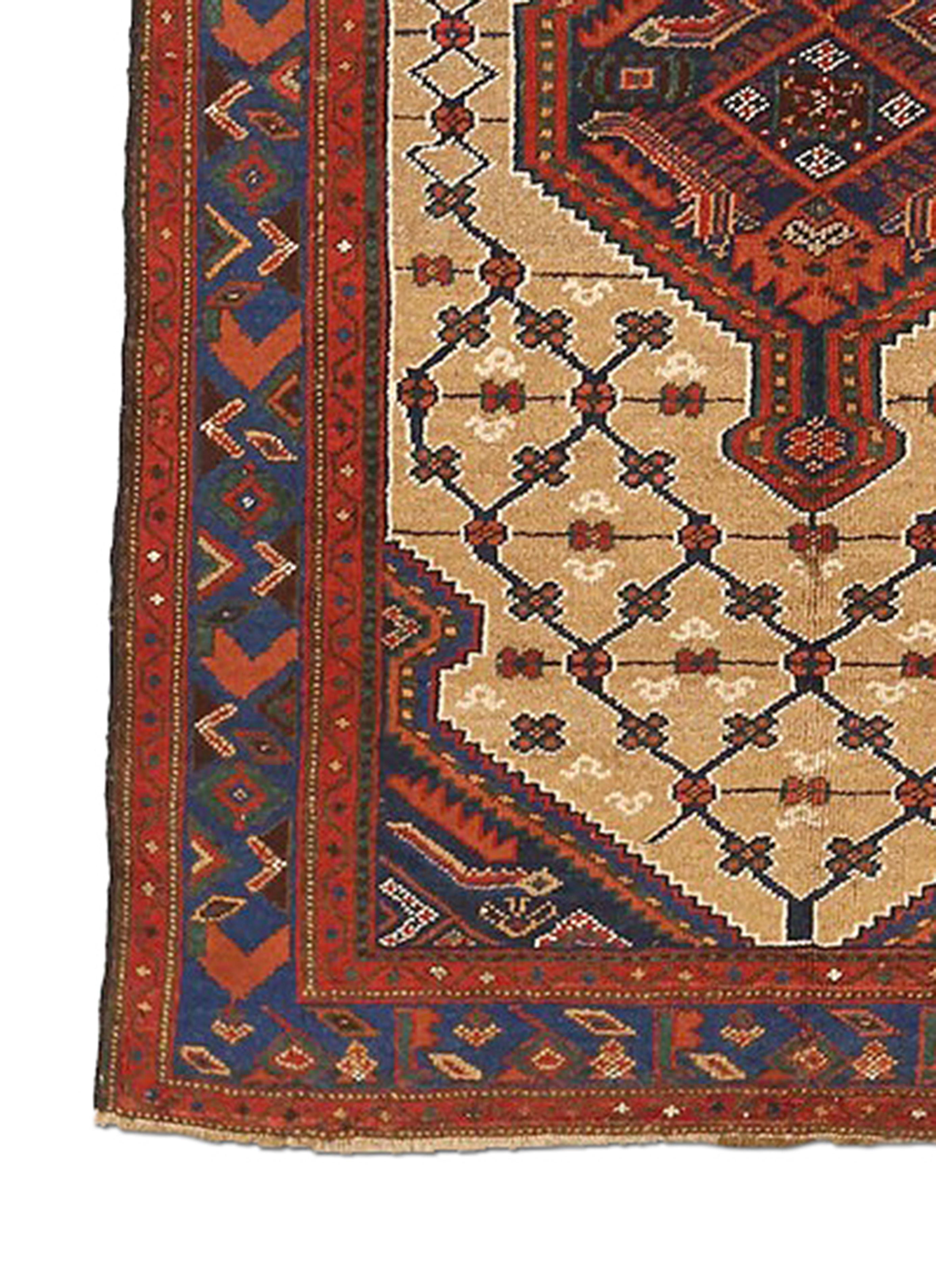 Antiker persischer Hamadan-Teppich mit marineblauem und rotem Mittelmedaillon auf beigefarbenem Feld (Persisch) im Angebot