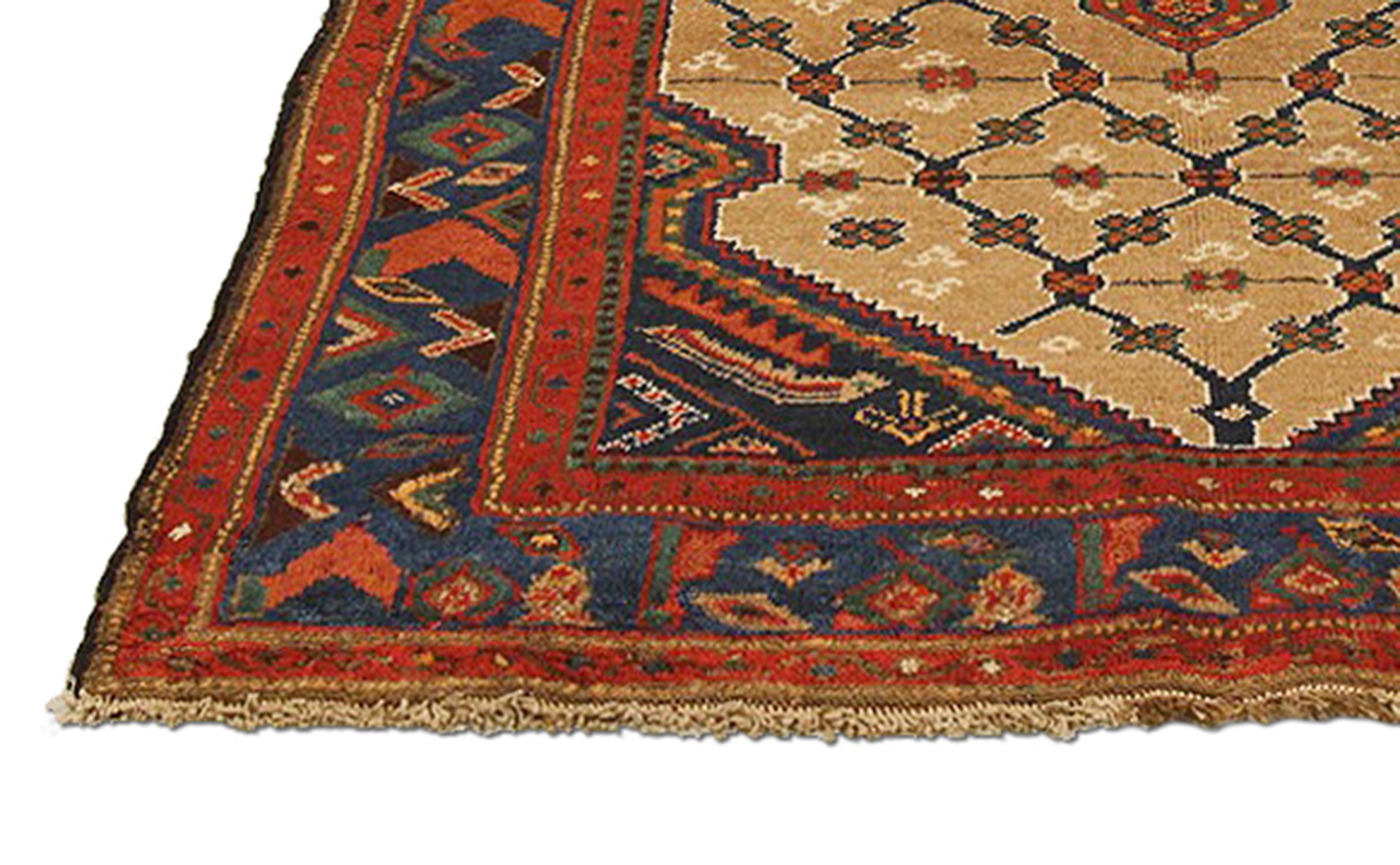 Antiker persischer Hamadan-Teppich mit marineblauem und rotem Mittelmedaillon auf beigefarbenem Feld (Handgewebt) im Angebot