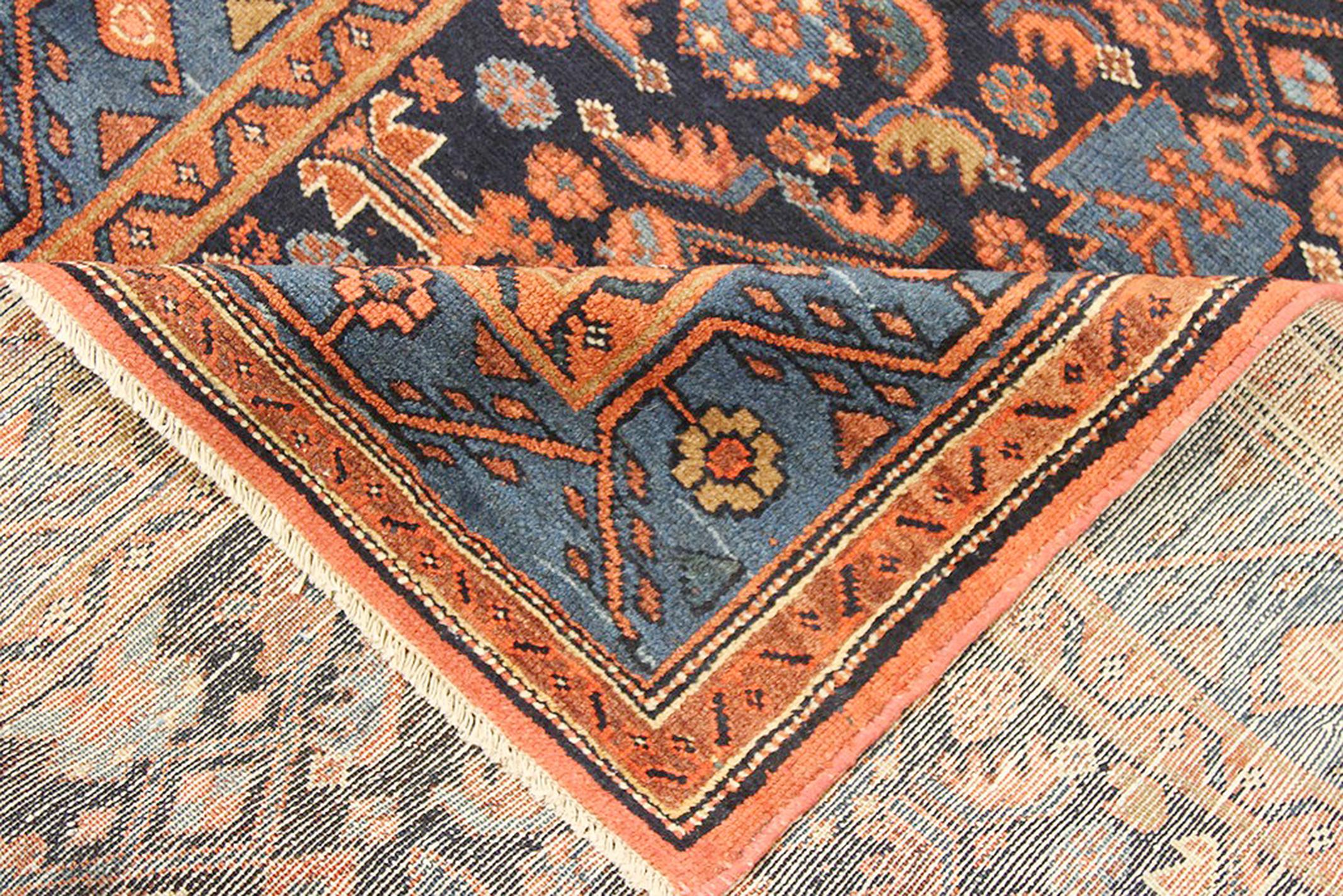 Antiker persischer Hamadan-Teppich mit marineblauen und roten Blumendetails auf schwarzem Feld (Islamisch) im Angebot