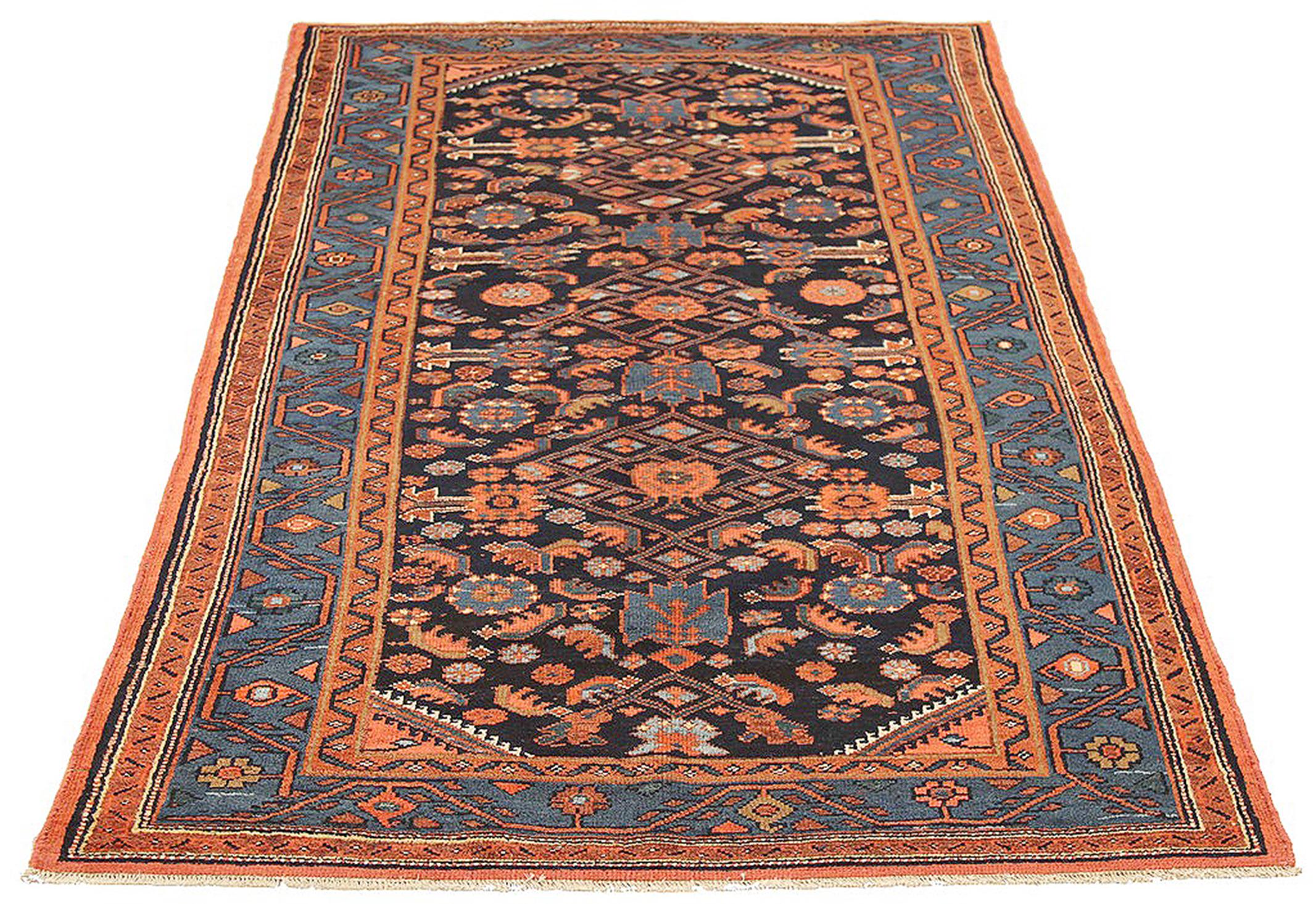 Antiker persischer Hamadan-Teppich mit marineblauen und roten Blumendetails auf schwarzem Feld (Persisch) im Angebot