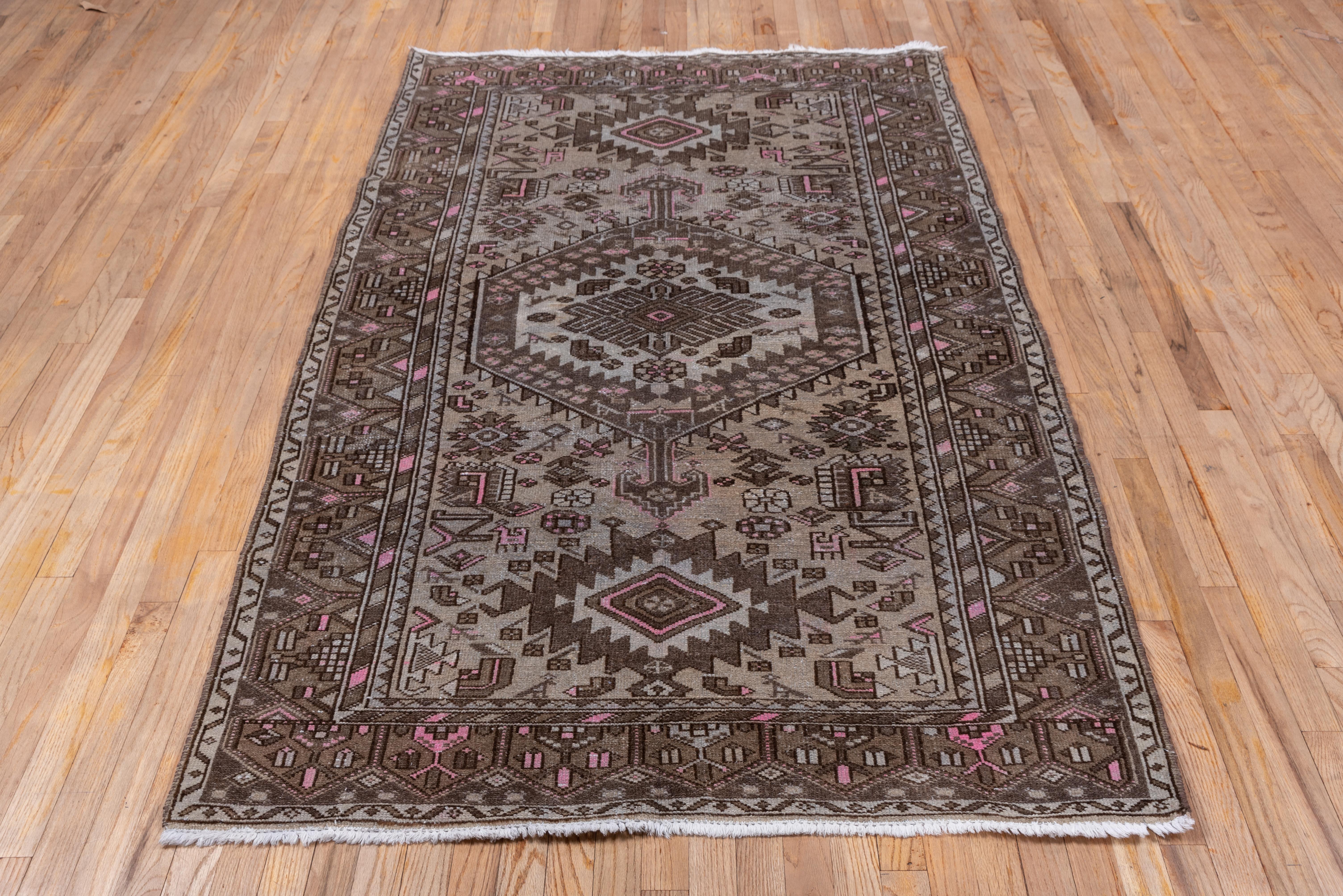 Antiker persischer Hamadan-Teppich mit rosa Pappeln (Heriz Serapi) im Angebot