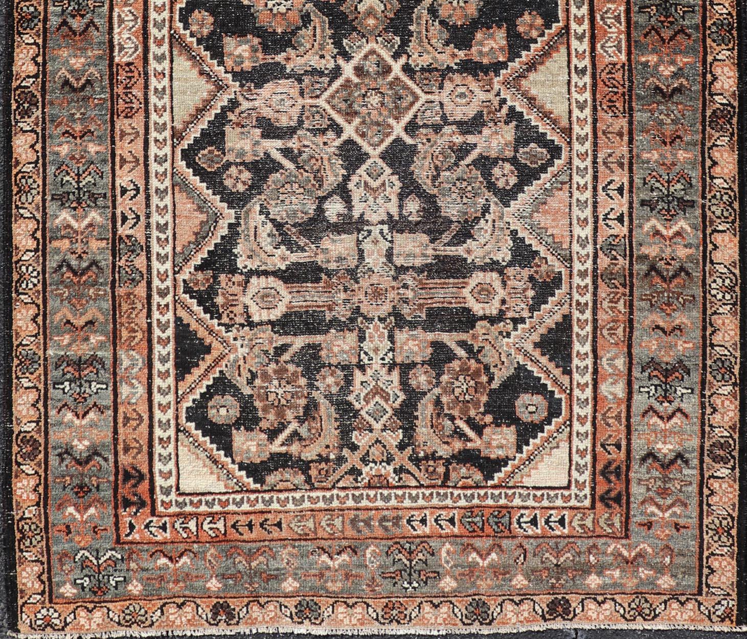 Antiker persischer Hamadan-Teppich mit reichhaltigem floralem und geometrischem Design 3'6 x 6'4 (Persisch) im Angebot