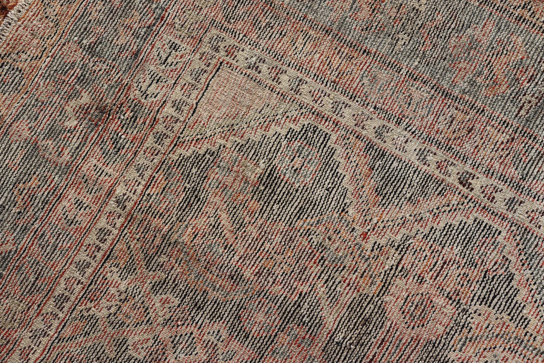Antiker persischer Hamadan-Teppich mit reichhaltigem floralem und geometrischem Design 3'6 x 6'4 (Handgeknüpft) im Angebot