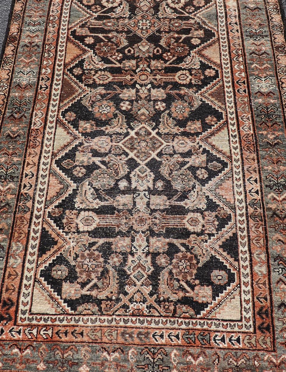 Antiker persischer Hamadan-Teppich mit reichhaltigem floralem und geometrischem Design 3'6 x 6'4 (20. Jahrhundert) im Angebot