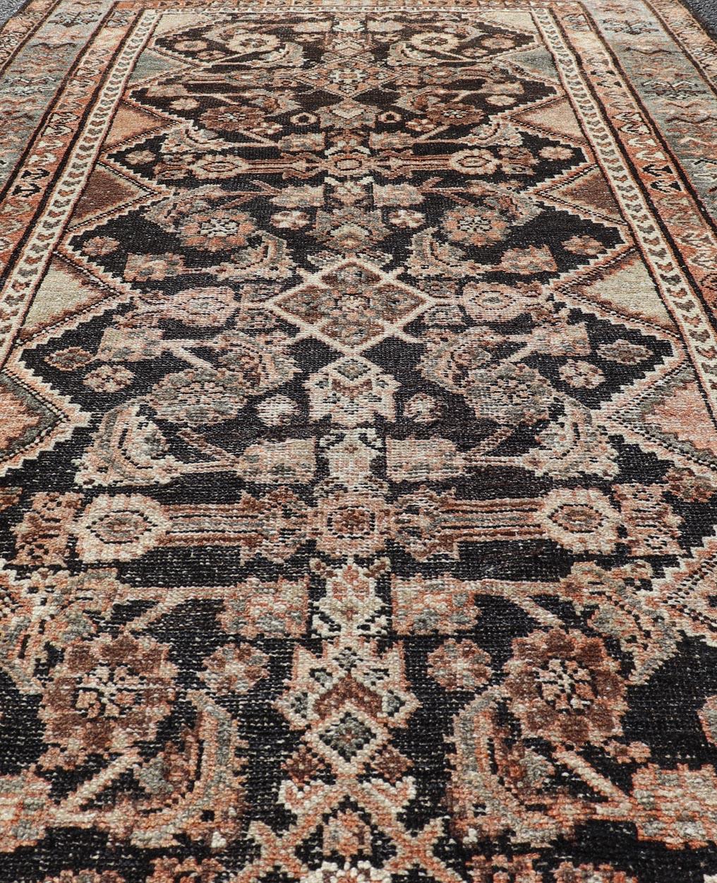 Antiker persischer Hamadan-Teppich mit reichhaltigem floralem und geometrischem Design 3'6 x 6'4 (Wolle) im Angebot