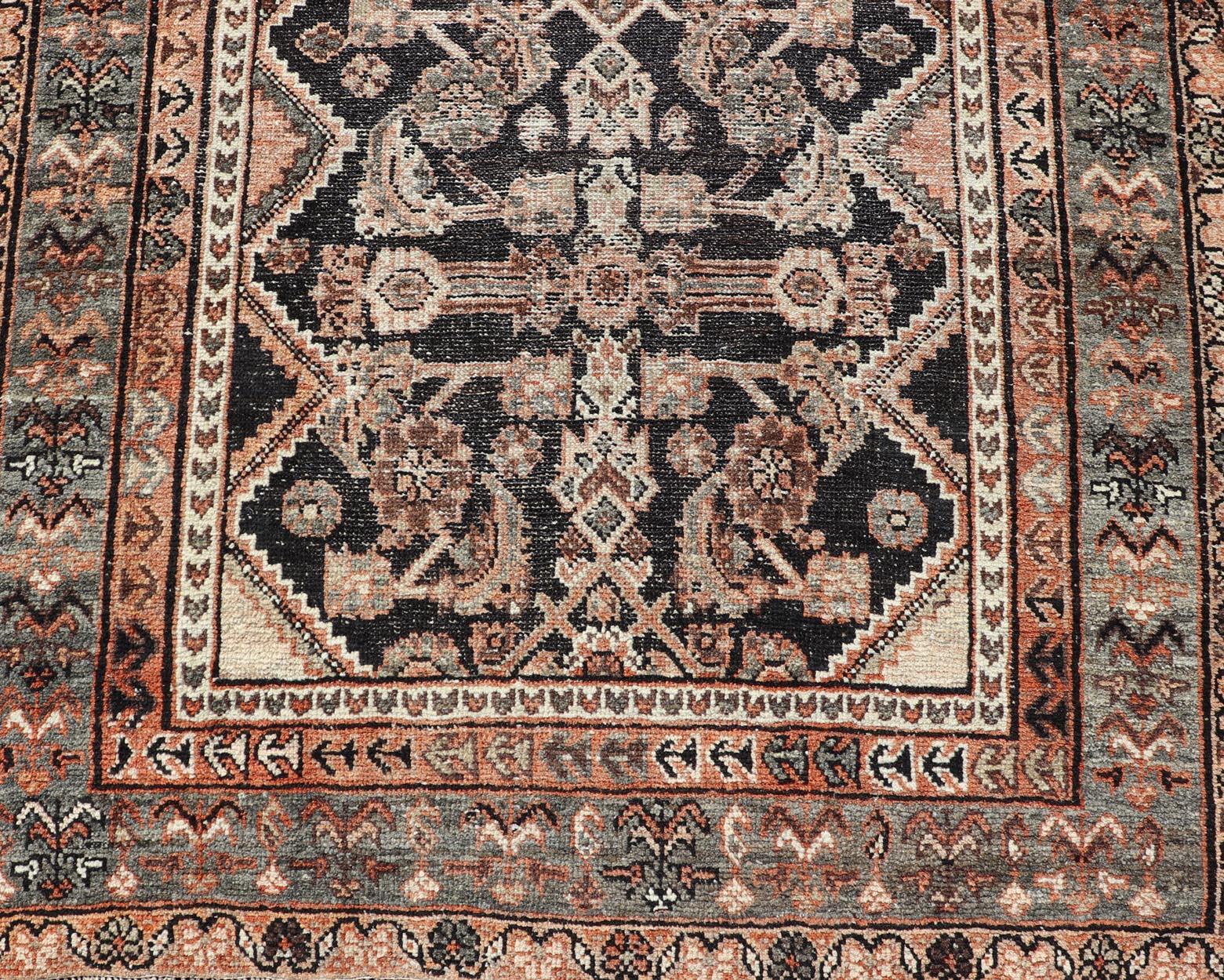 Antiker persischer Hamadan-Teppich mit reichhaltigem floralem und geometrischem Design 3'6 x 6'4 im Angebot 1