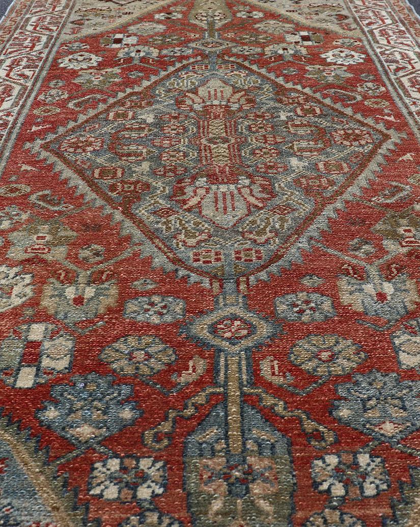 Maße: 3'3 x 6'0 
Antiker persischer Hamadan-Teppich mit reichen geometrischen Motiven aus Persien  3'3 x 6'0. Keivan Woven Arts/ teppich/R20-0828, Herkunftsland / Art: Iran / Hamadan, um 1920.
Dieser antike persische Hamadan-Teppich ist ein