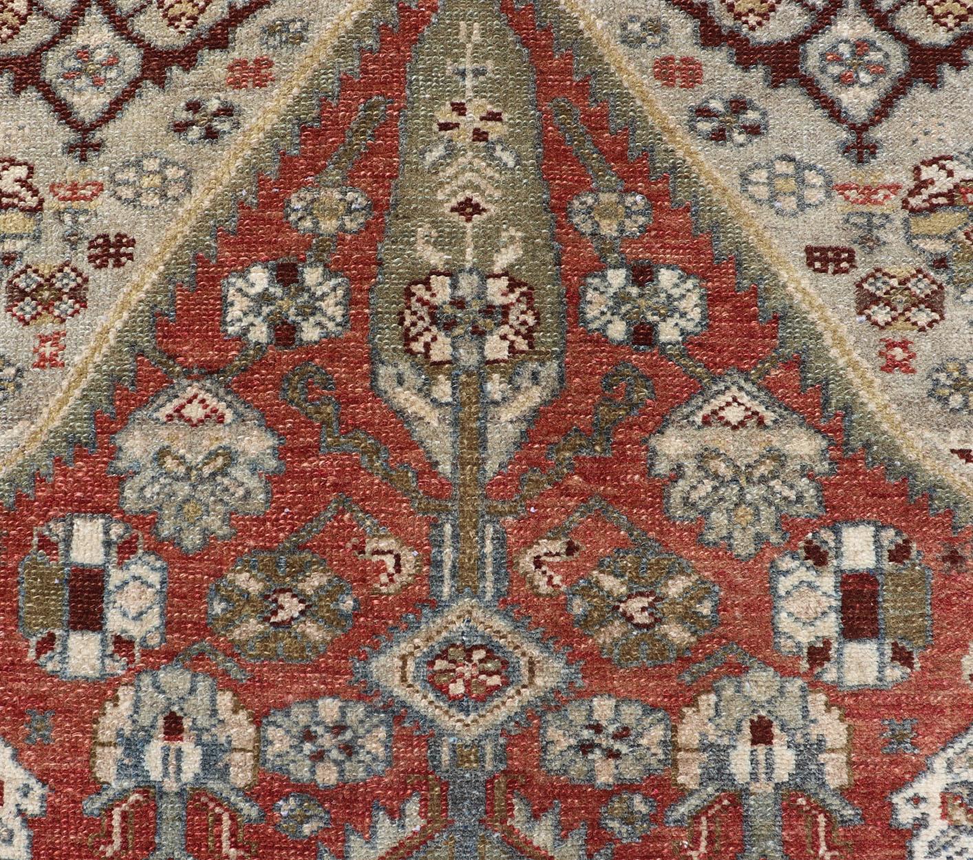 Antiker persischer Hamadan-Teppich mit reichen geometrischen Motiven aus Persien  3'3 x 6'0 (Persisch) im Angebot