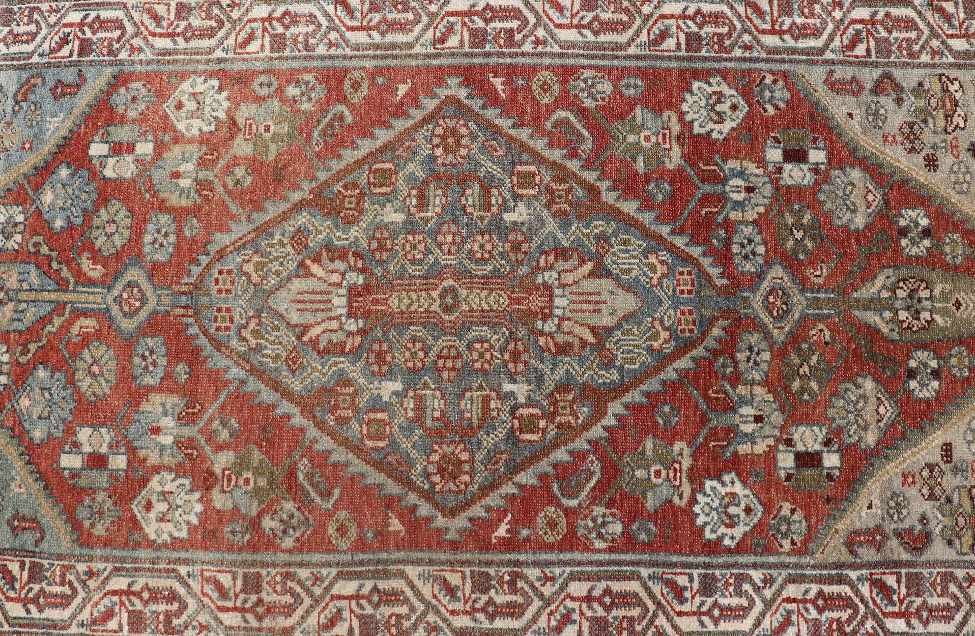 Antiker persischer Hamadan-Teppich mit reichen geometrischen Motiven aus Persien  3'3 x 6'0 im Zustand „Gut“ im Angebot in Atlanta, GA