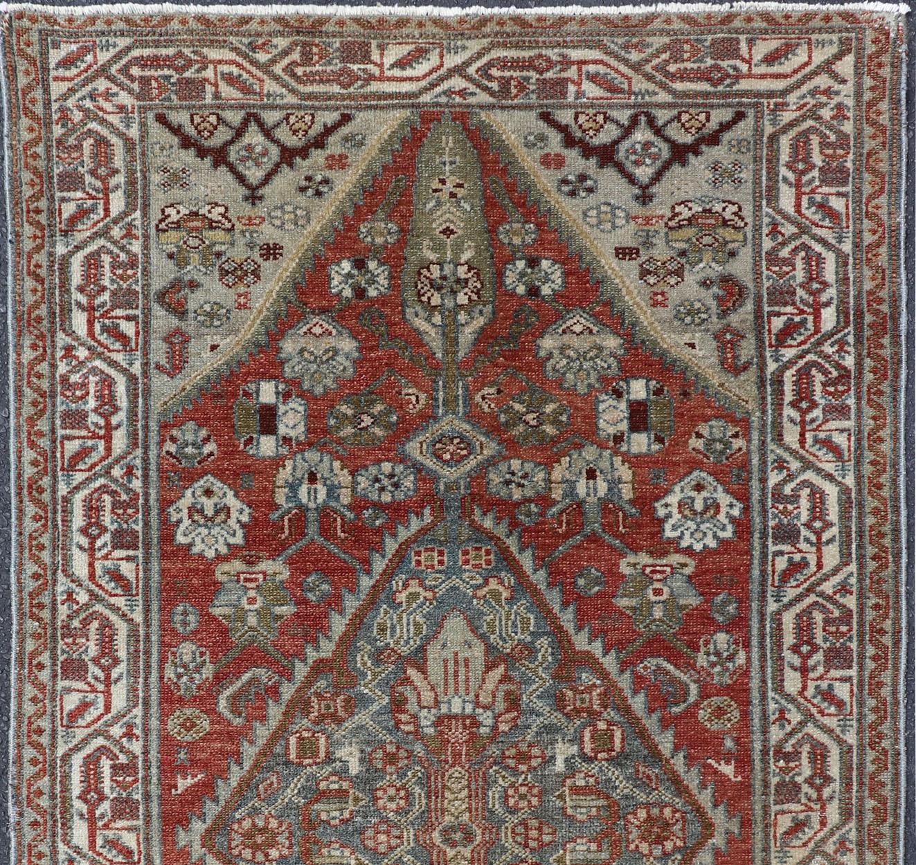 Antiker persischer Hamadan-Teppich mit reichen geometrischen Motiven aus Persien  3'3 x 6'0 (20. Jahrhundert) im Angebot