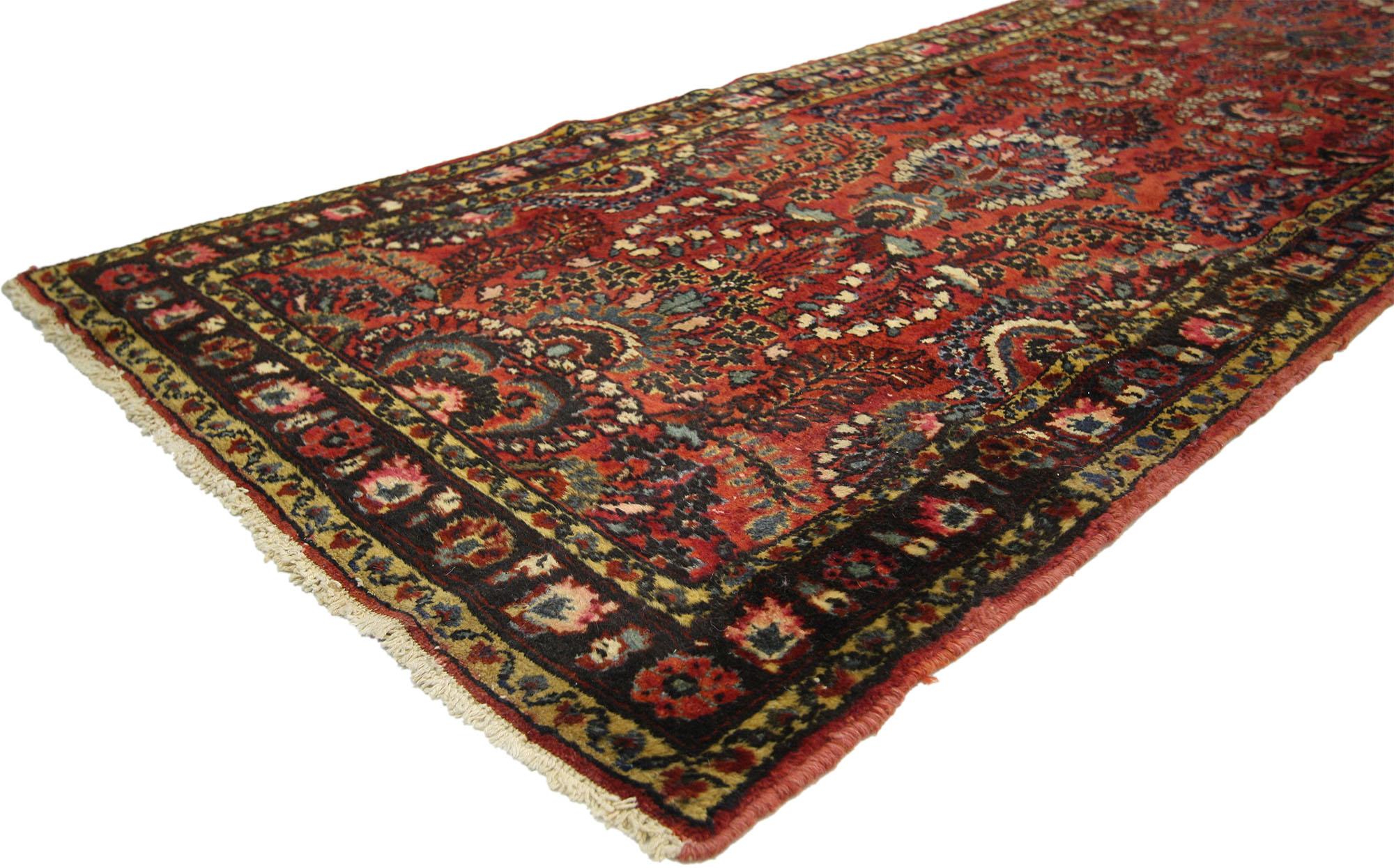 Mit seiner mühelosen Schönheit, seinen unglaublichen Details und seiner Textur ist dieser handgeknüpfte antike persische Hamadan-Teppich aus Wolle eine fesselnde Vision von gewebter Schönheit. Zarte Blüten und sanfte Ranken schlängeln sich anmutig