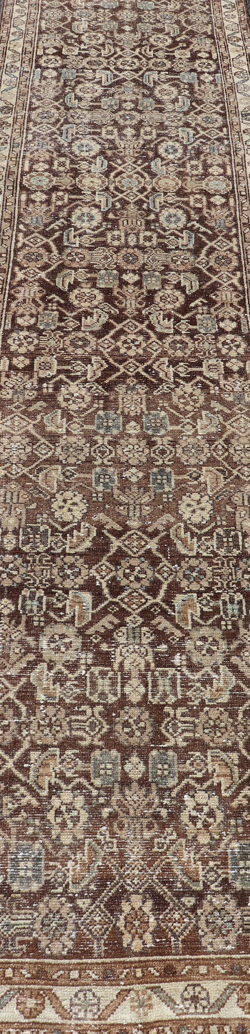 20ième siècle Tapis de couloir persan ancien Hamadan dans des tons chauds de gris, marron et brun L. Brown en vente