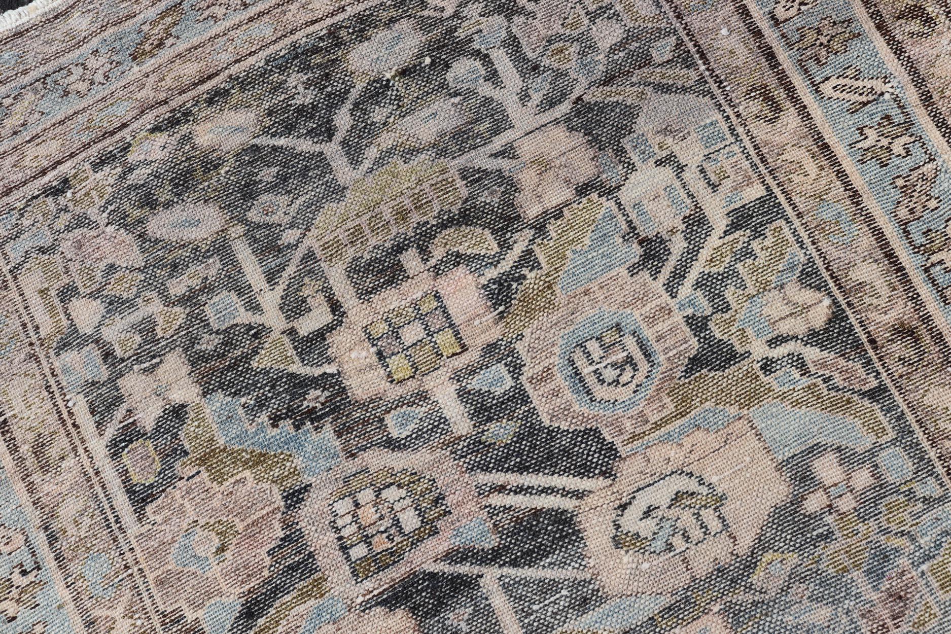 Antiker persischer Hamadan-Läufer in All-Over-Blumen- und Geometrisch 3'1