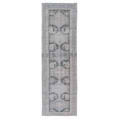 Antiker persischer Hamadan-Läufer mit durchgehendem Medaillon-Design in Lt. Blau