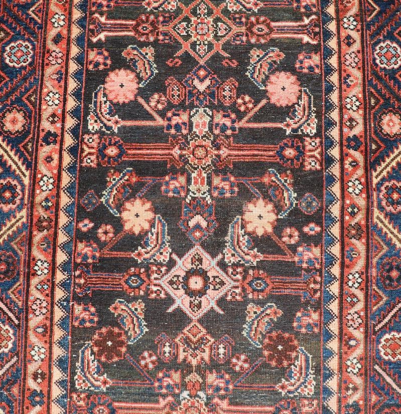 Antiker persischer Hamadan-Läufer mit flächendeckendem subgeometrischem Floraldesign. Keivan Woven Arts / Teppich EMB-22122-15013, Herkunftsland / Art: Persisch / Hamadan, etwa Anfang des 20. Jahrhunderts.
Maße: 3'4 x 9'10 
Dieser persische