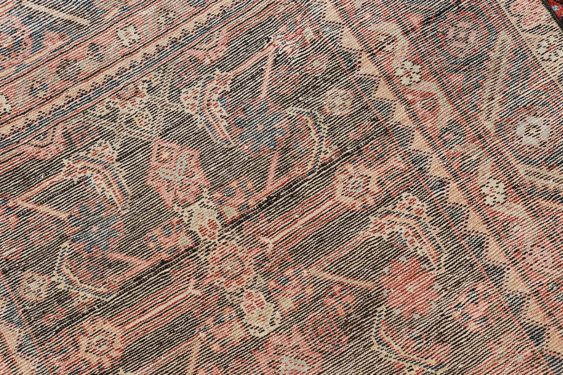 Antiker persischer Hamadan-Läufer mit ganzflächigem subgeometrischem Blumendesign im Zustand „Gut“ im Angebot in Atlanta, GA