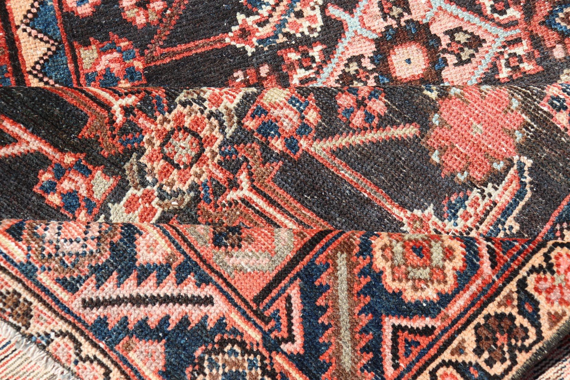 Antiker persischer Hamadan-Läufer mit ganzflächigem subgeometrischem Blumendesign (20. Jahrhundert) im Angebot
