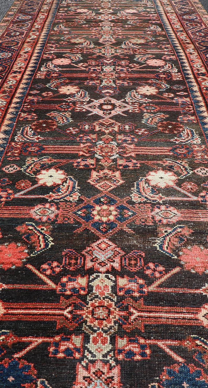 Antiker persischer Hamadan-Läufer mit ganzflächigem subgeometrischem Blumendesign im Angebot 1