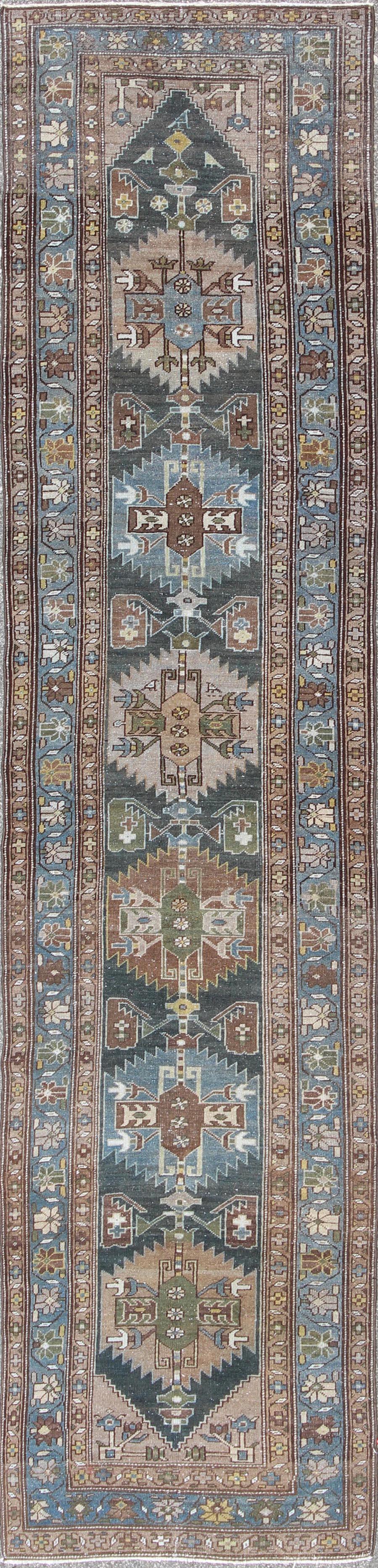 Camino de Mesa Persa Antiguo de Hamadán con Diseño de Medallón Angular en Azul Suave, Verde en venta 1