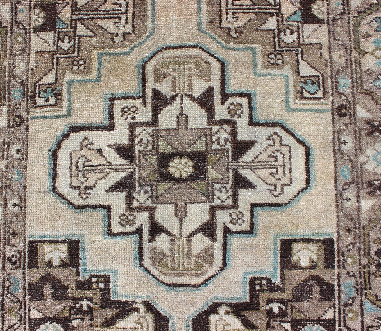 Tapis de couloir persan ancien Hamadan avec médaillon empilé en vente 2
