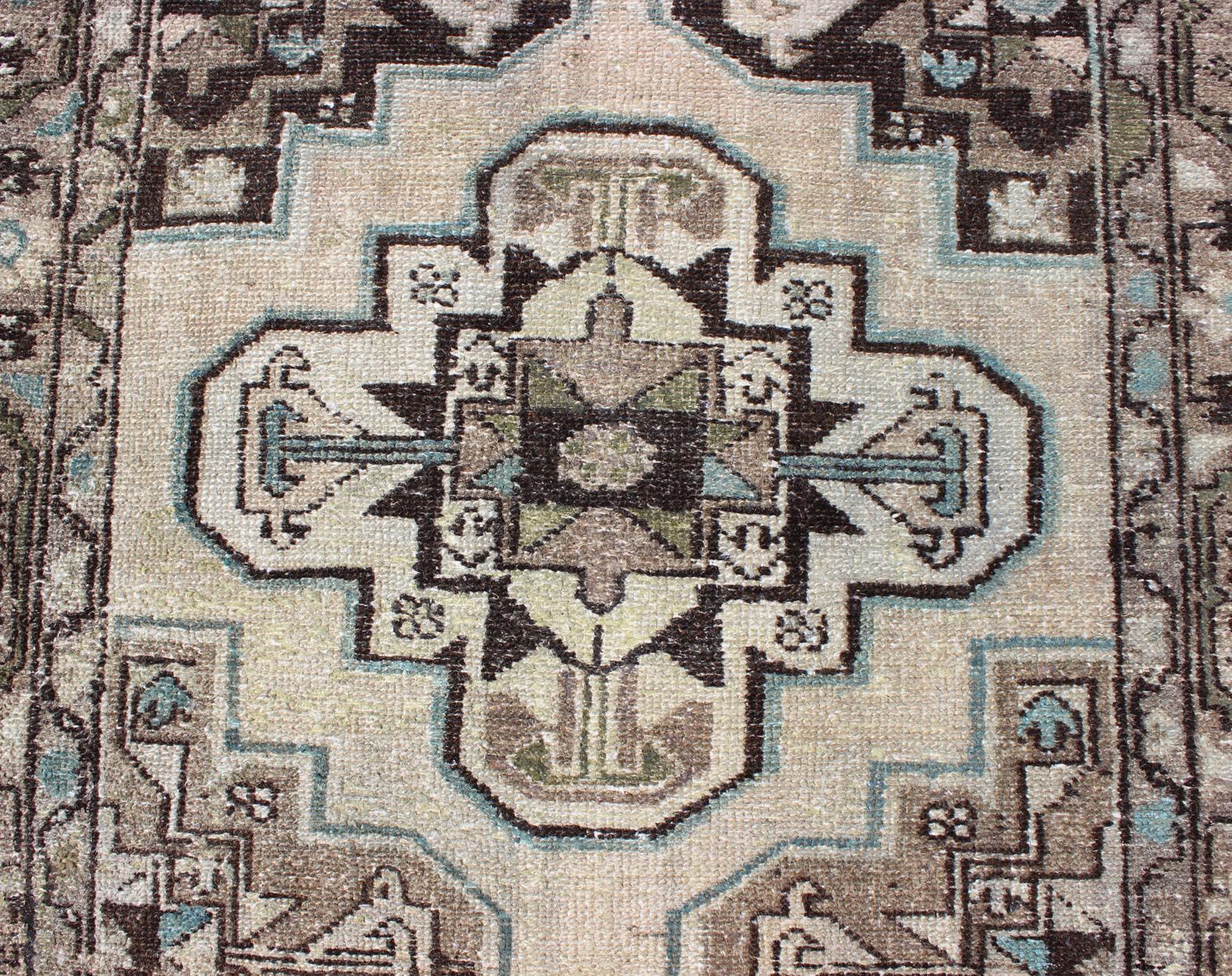 Tapis de couloir persan ancien Hamadan avec médaillon empilé en vente 3