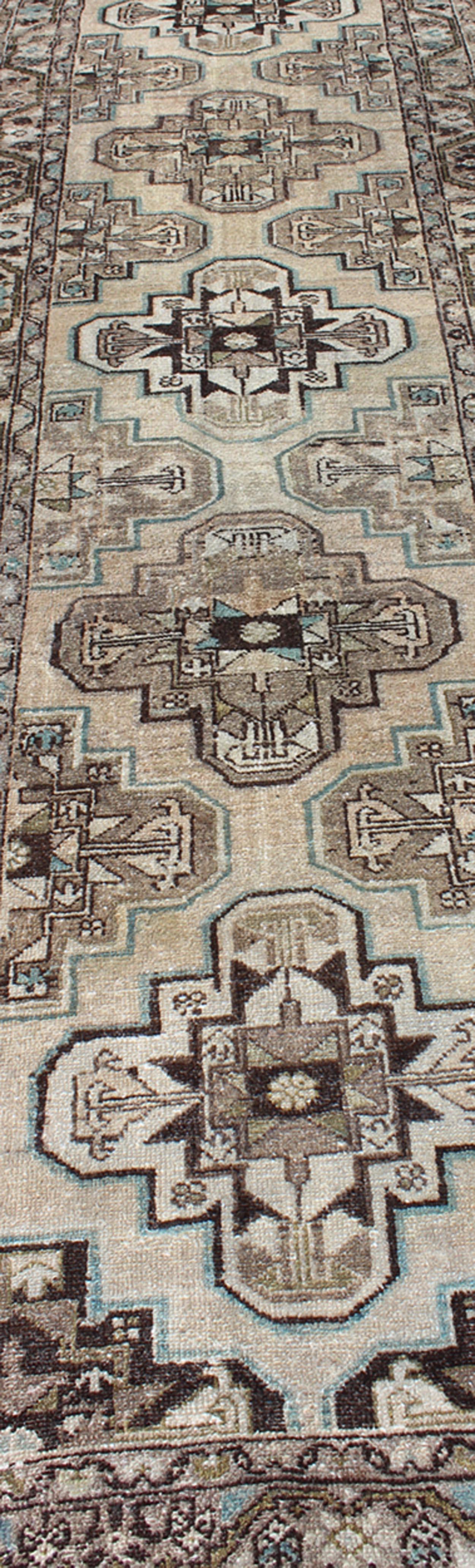 Laine Tapis de couloir persan ancien Hamadan avec médaillon empilé en vente