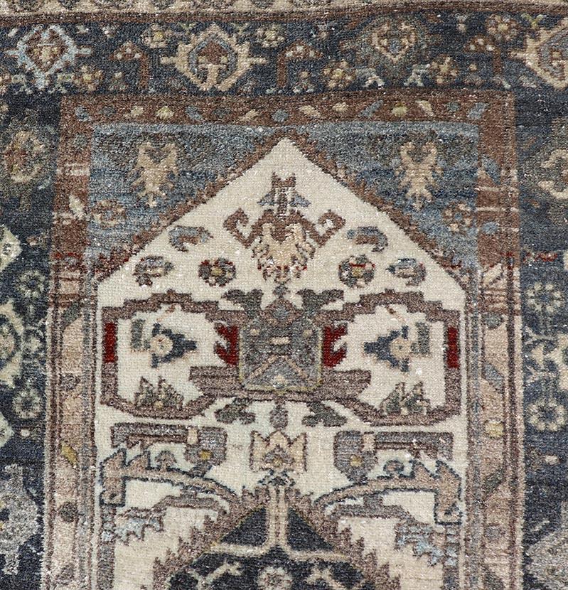 Antiker persischer Hamadan-Läufer mit Medaillon-Motiven in Deep Indigo 2'6 x 8'9 im Angebot 2