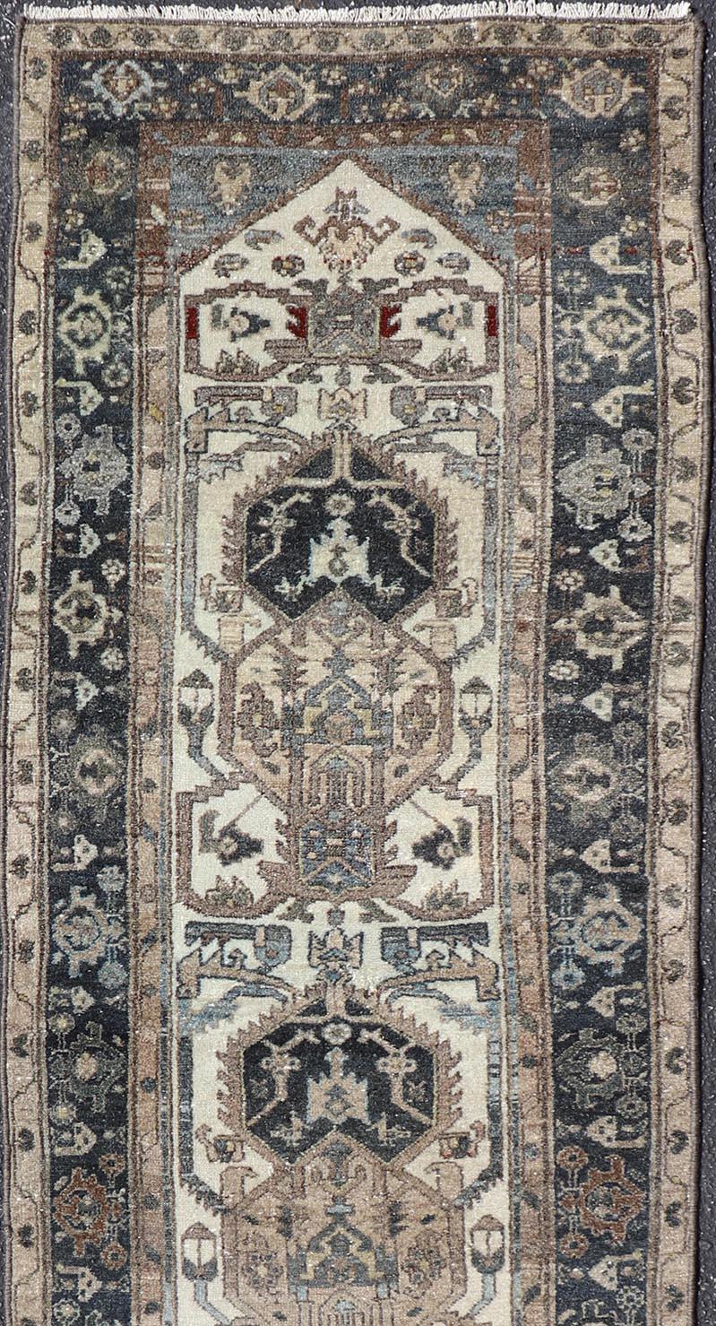 Antiker persischer Hamadan-Läufer mit Medaillon-Motiven in Deep Indigo 2'6 x 8'9 im Angebot 3