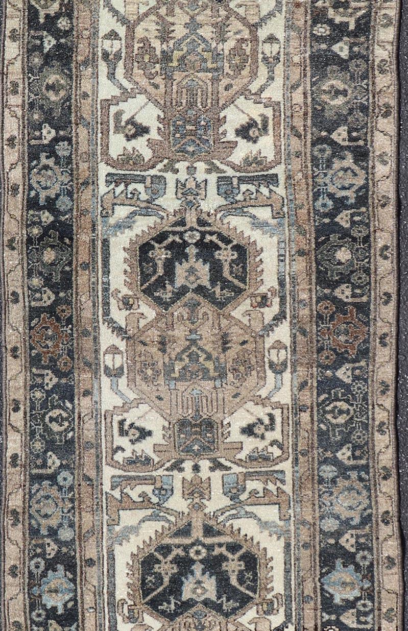Maße: 2'6 x 8'9 
Antiker persischer Hamadan Läufer mit Medaillon-Motiven in Deep Indigo 2'6 x 8'9. Keivan Woven Arts/ teppich/V21-0202, Herkunftsland / Art: Iran / Hamadan, um 1930.

Ein außergewöhnlicher antiker persischer Hamadan-Läufer mit einer